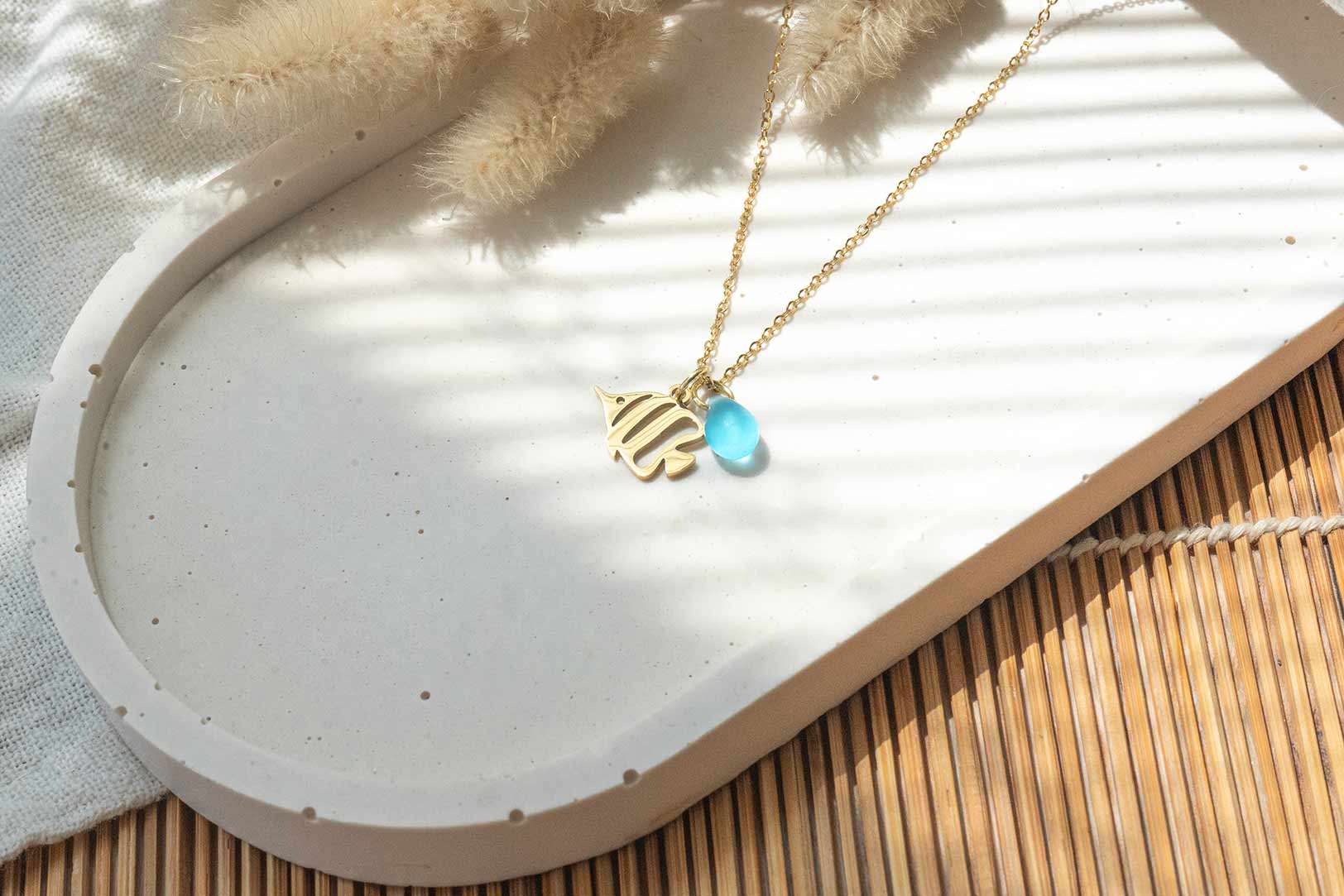 Collar pez tropical