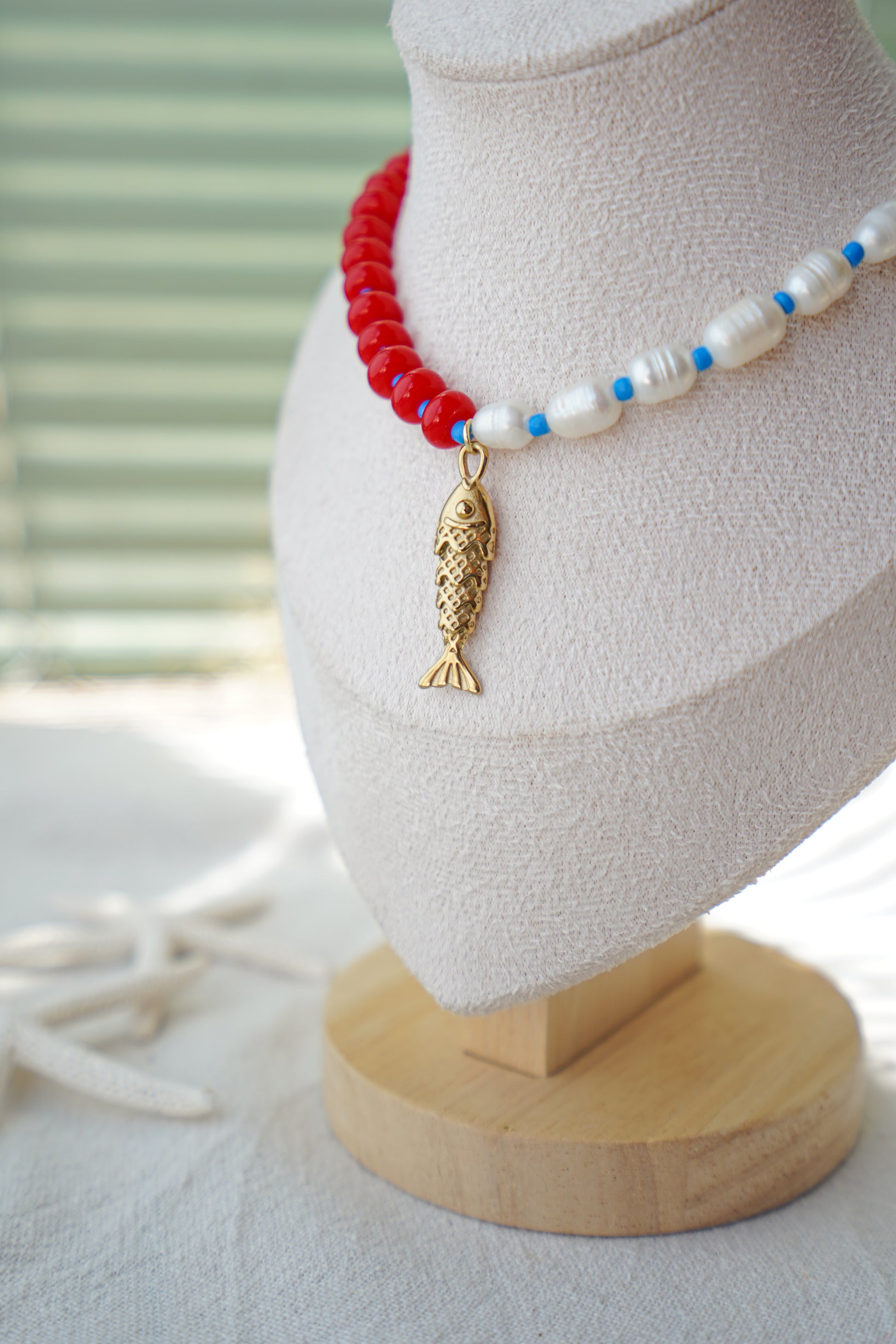 Collar marinero con pez