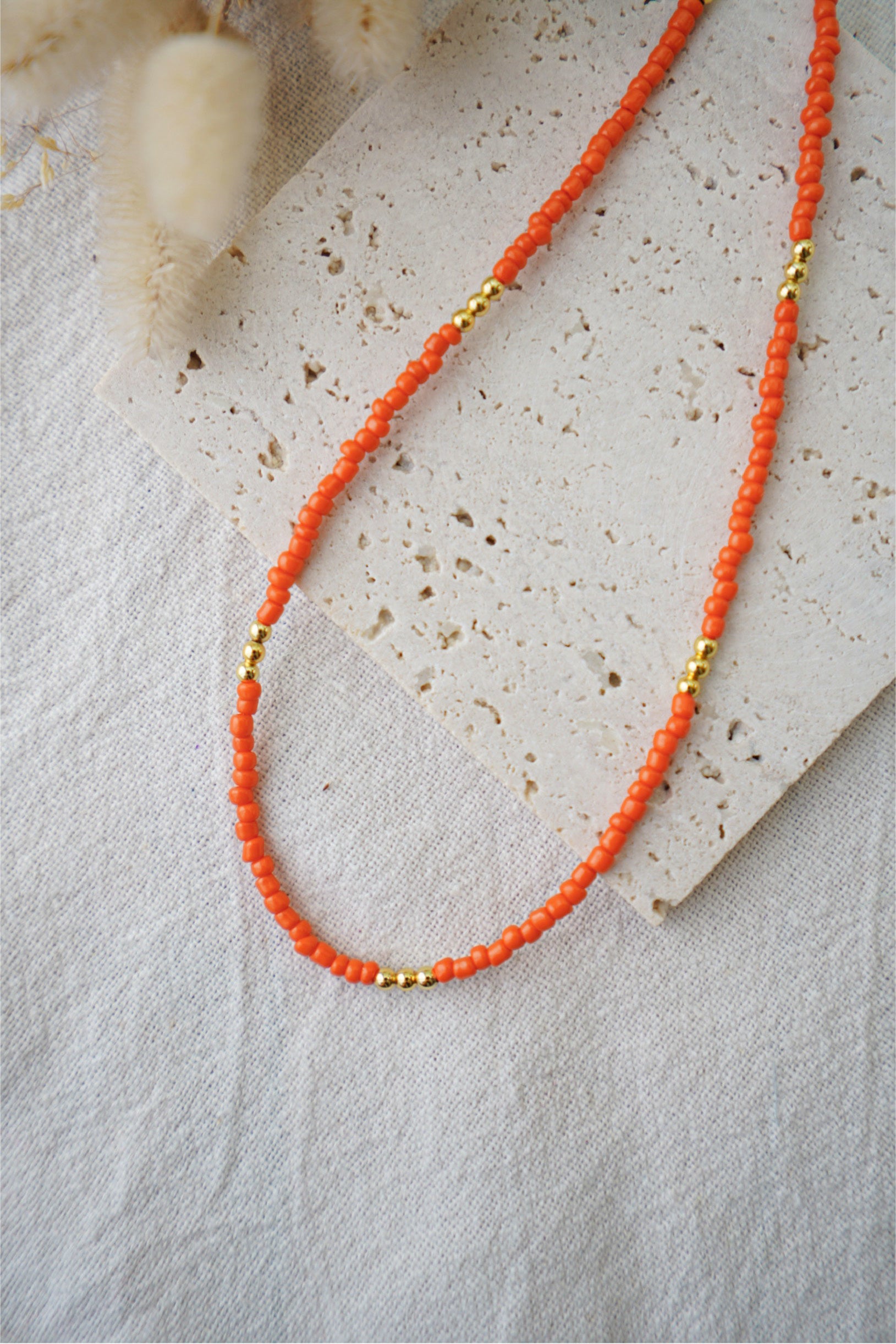 Collar cuentas naranjas y doradas