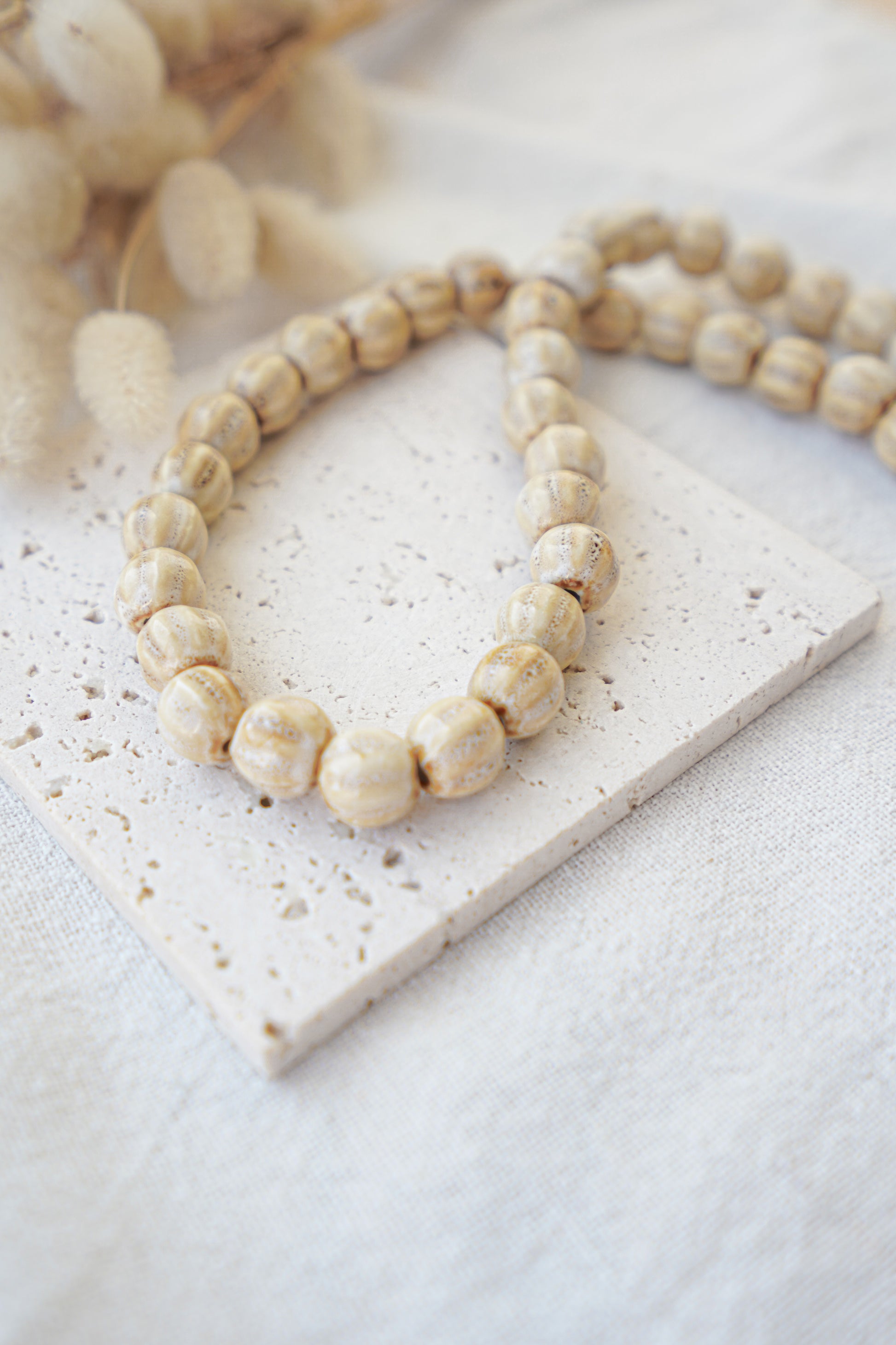 Collar de cuentas de cerámica beige