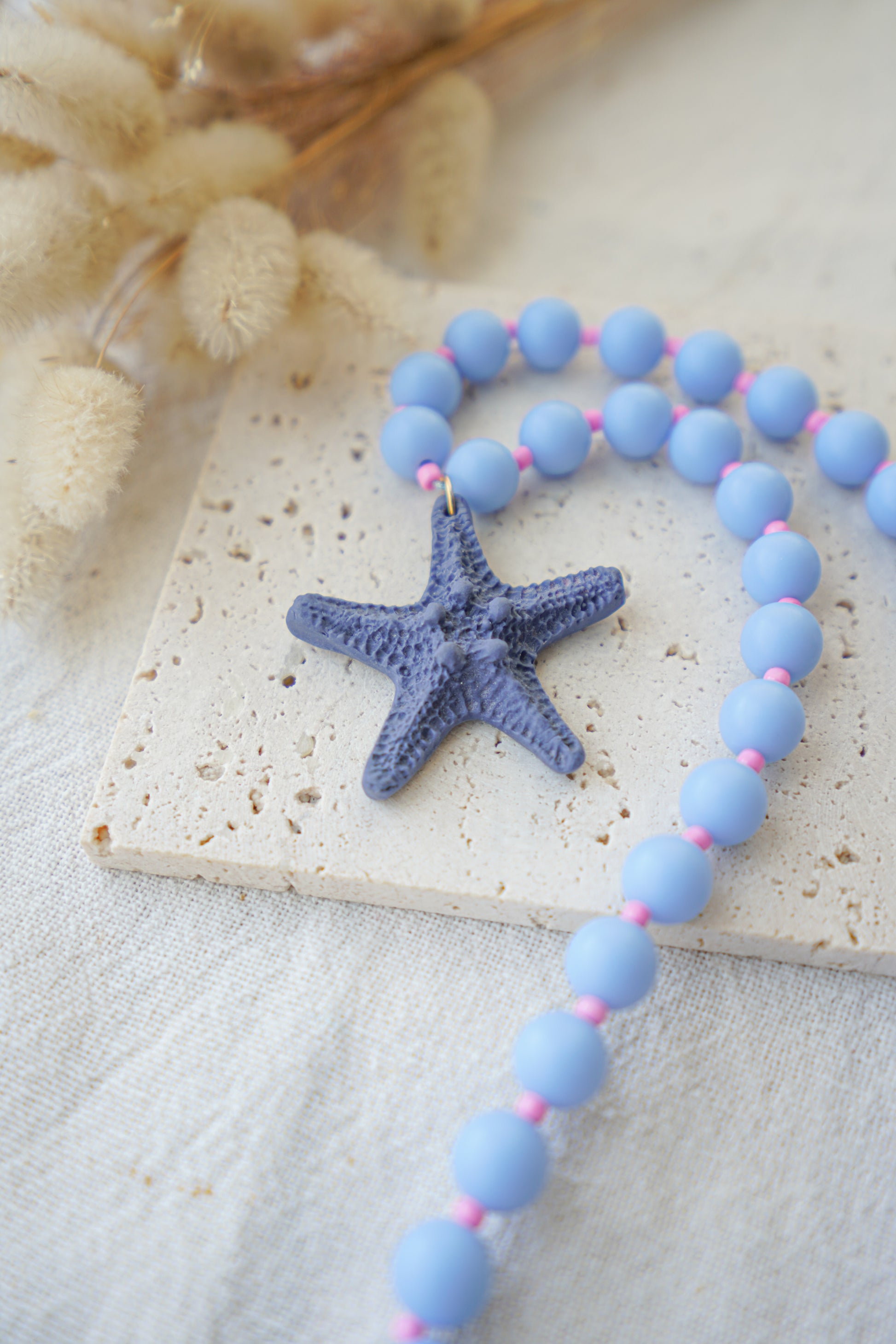 Collar de bolas de color azul bebé y rosa chicle