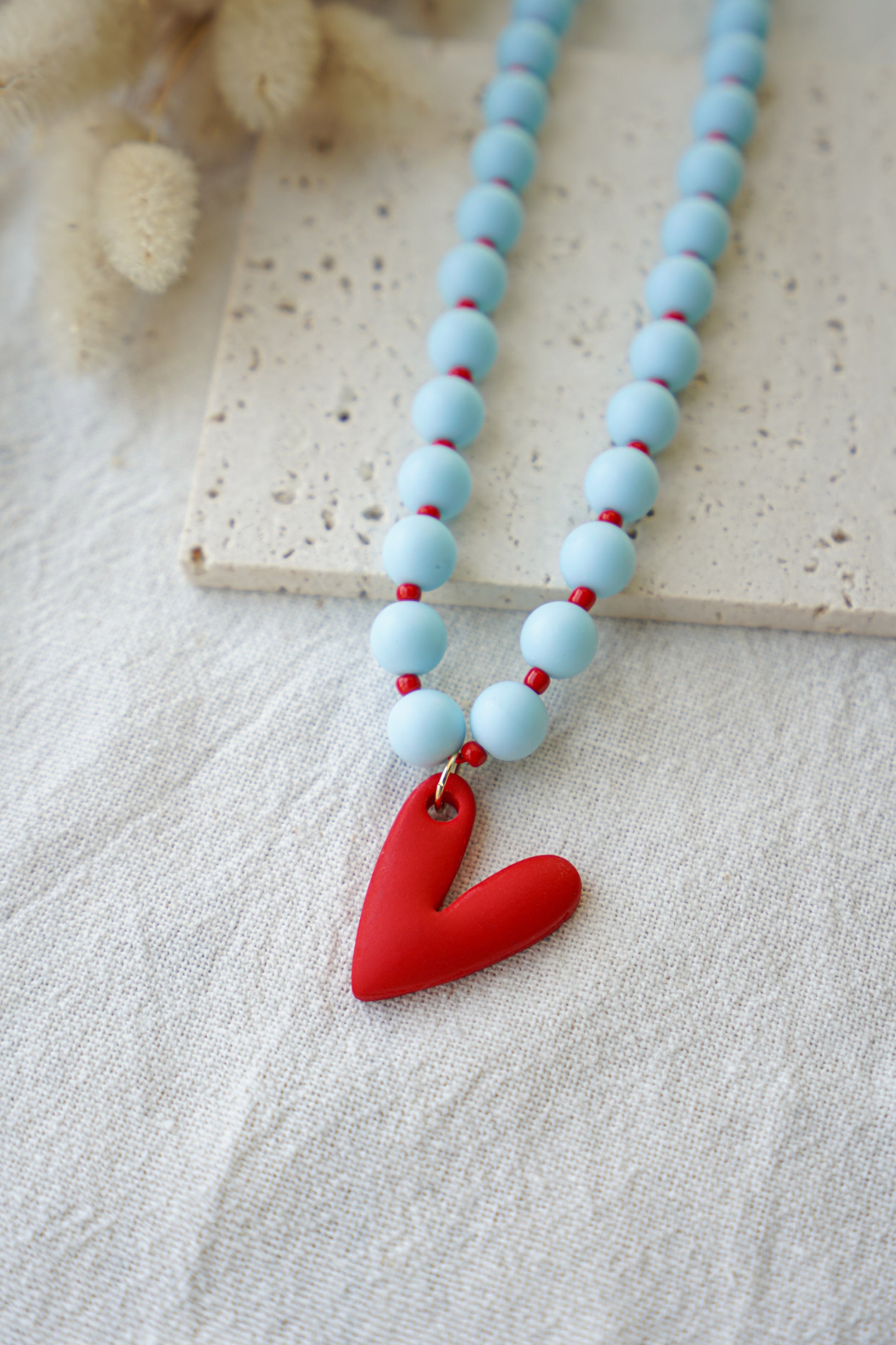 Collar de bolas de color azul y rojo
