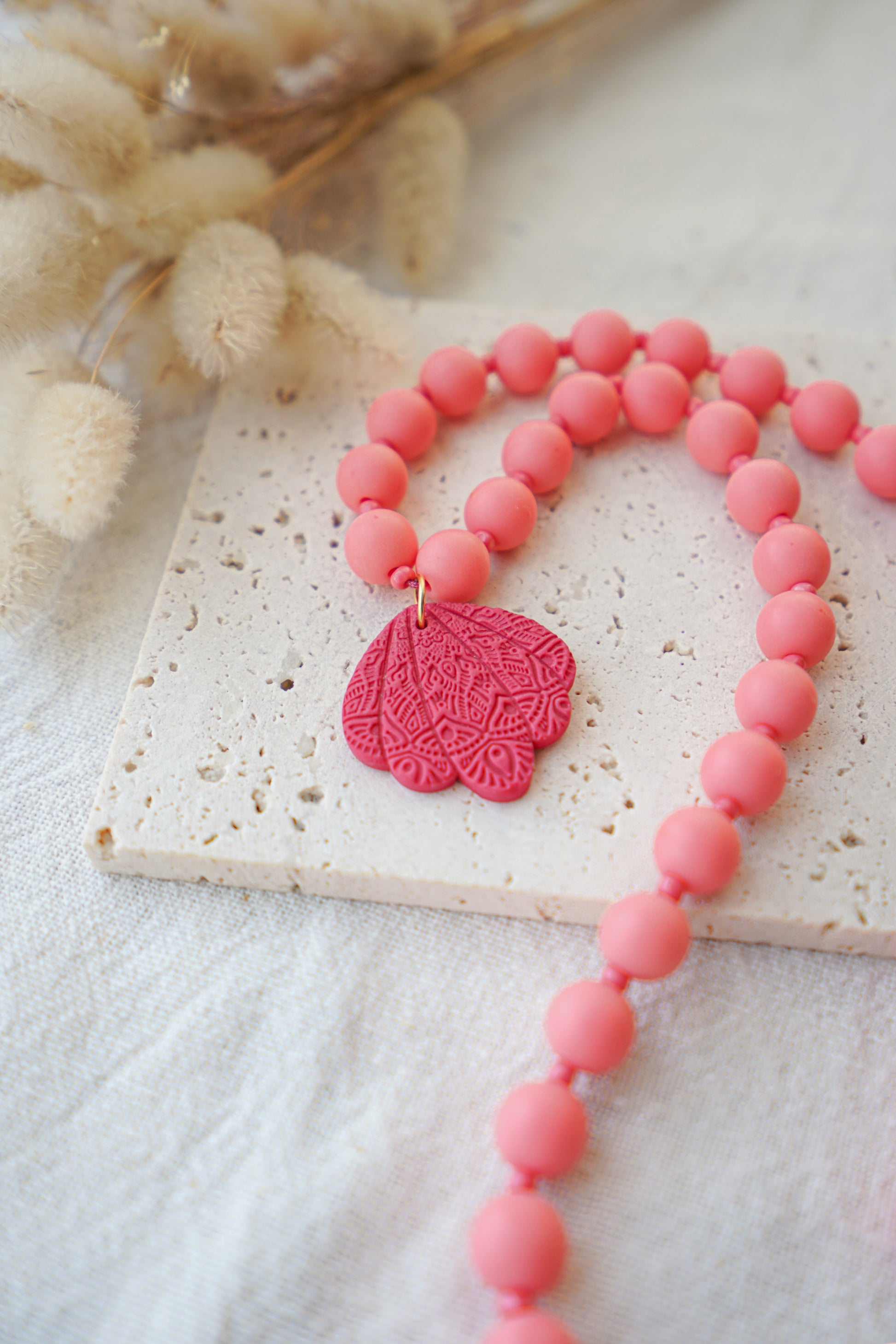 Collar de bolas de color coral