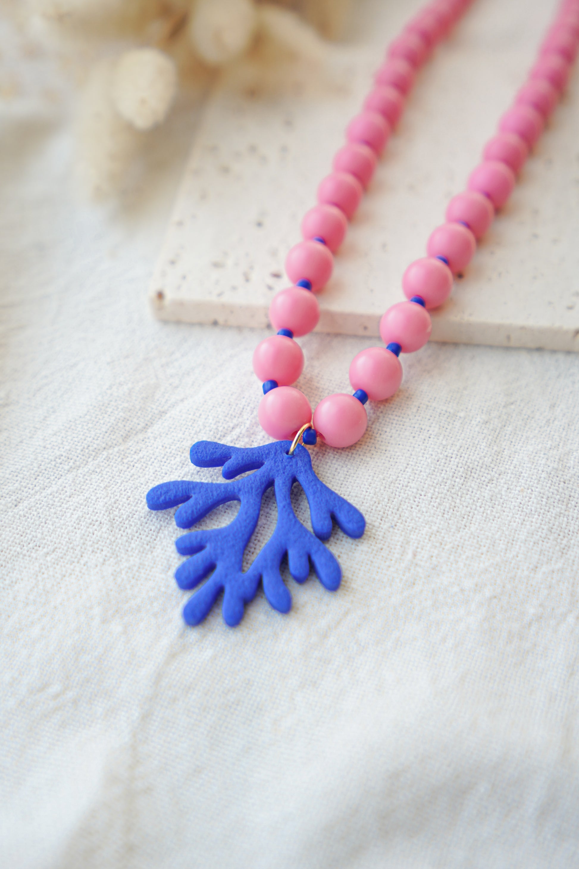 Collar de bolas de color rosa y azul 