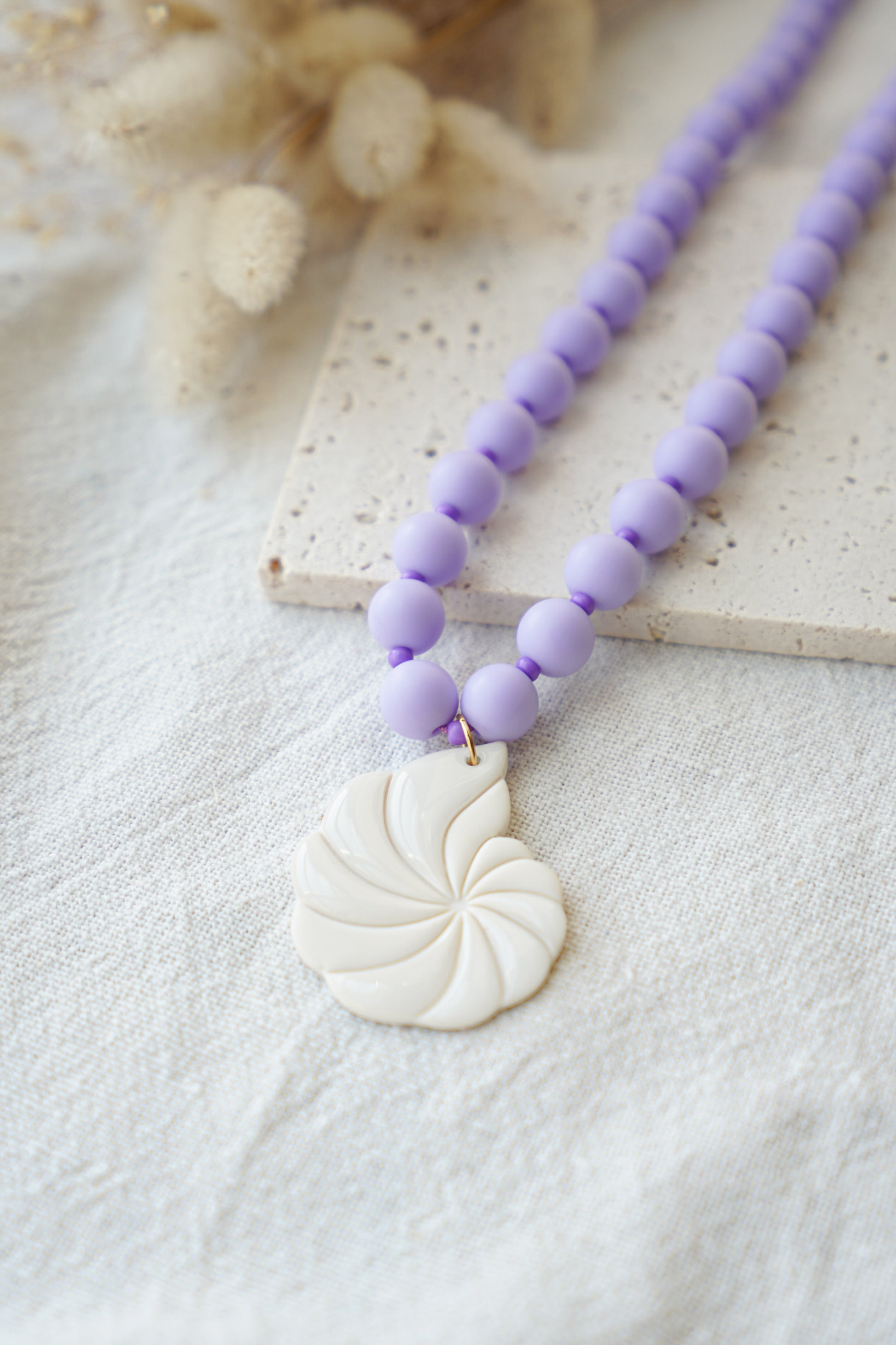 Collar de bolas de color violeta pastel
