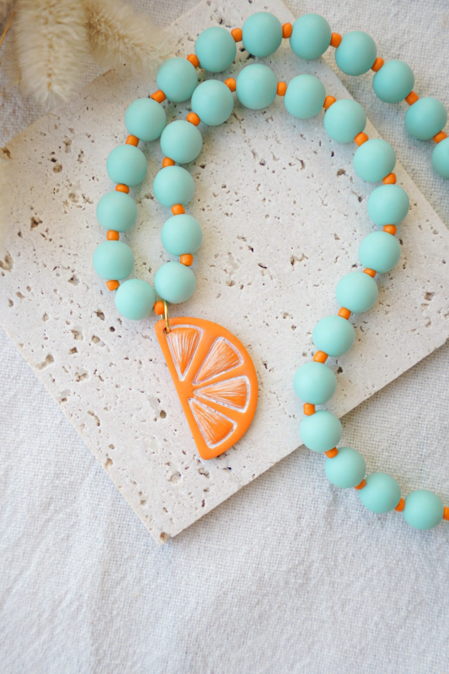 Collar de bolas de color aguamarina y naranja