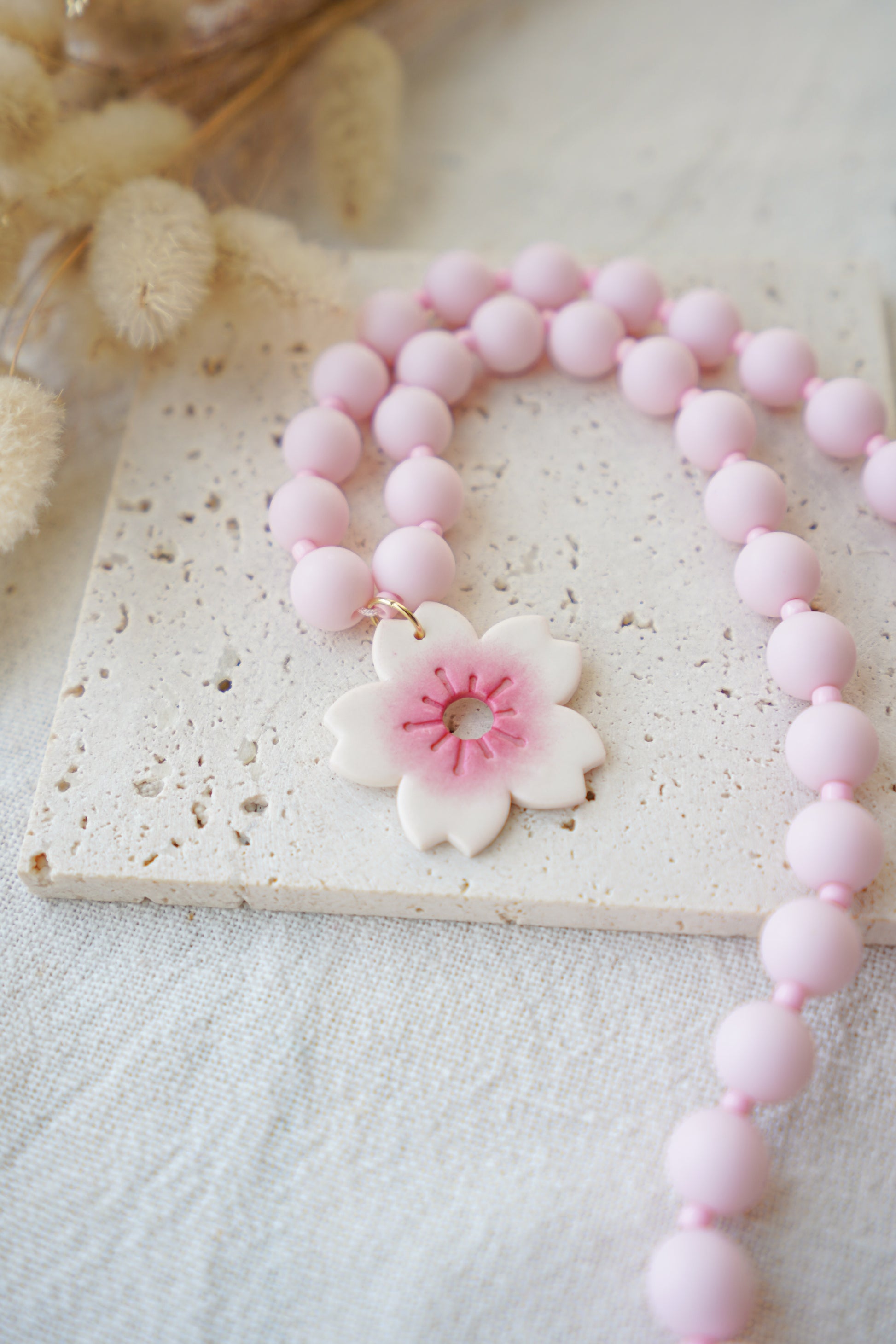 Collar bolas de color rosa claro