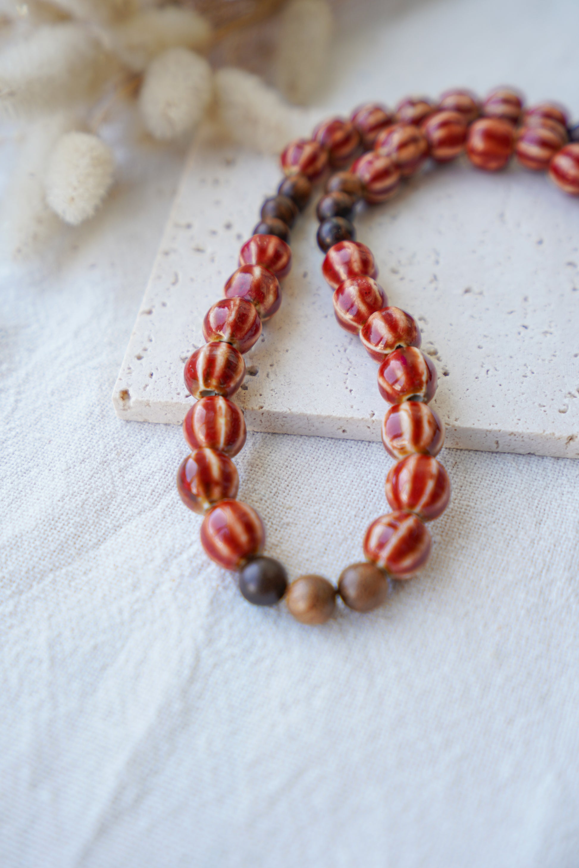 Collar rojo de cuentas de cerámica y madera