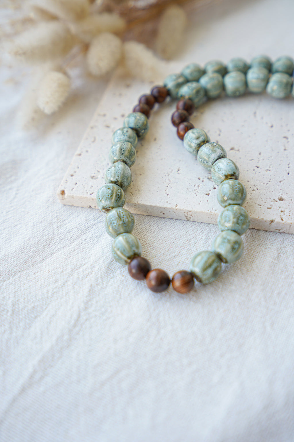 Collar de cuentas de semilla de calabaza azul