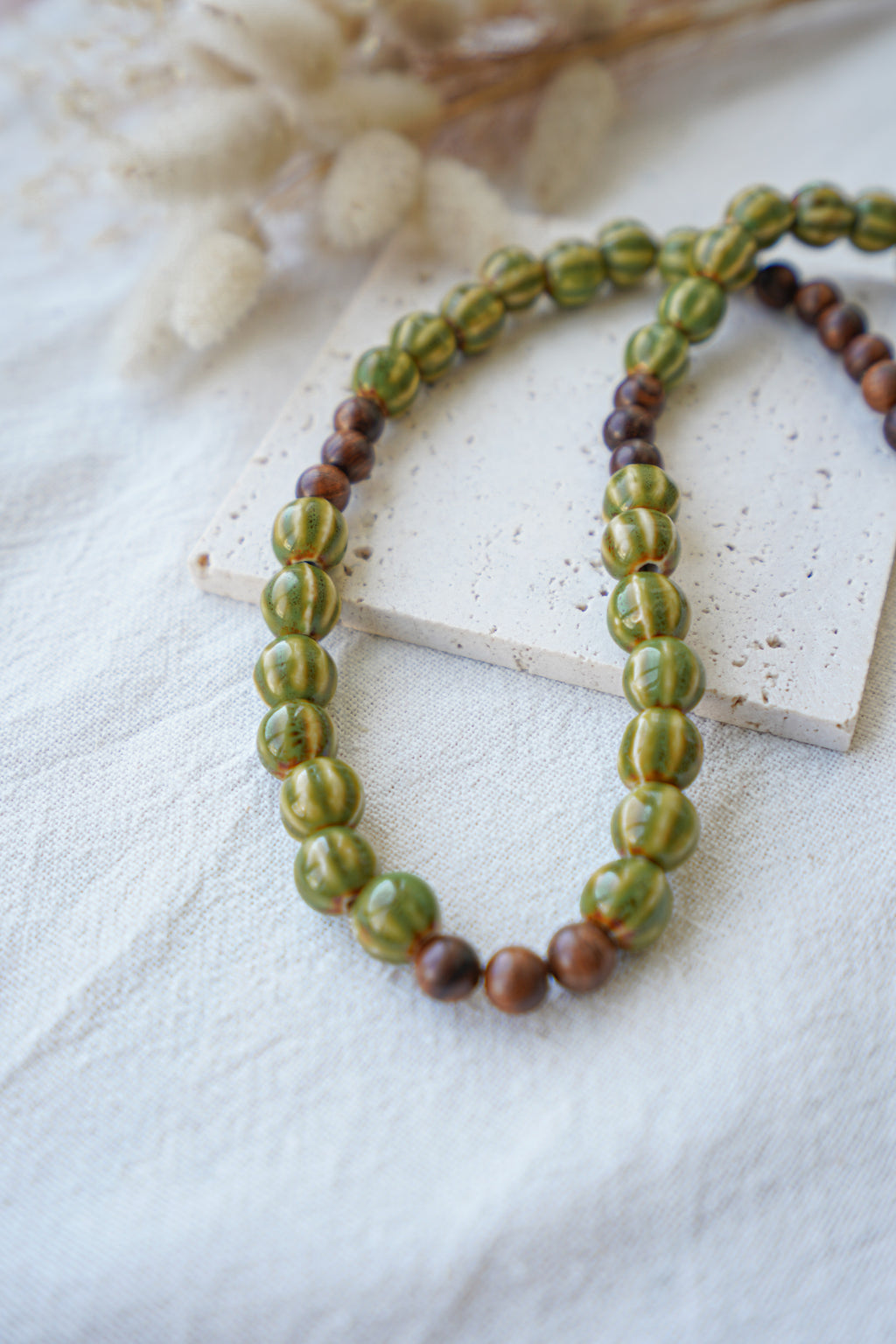 Collar verde de cuentas de cerámica y madera