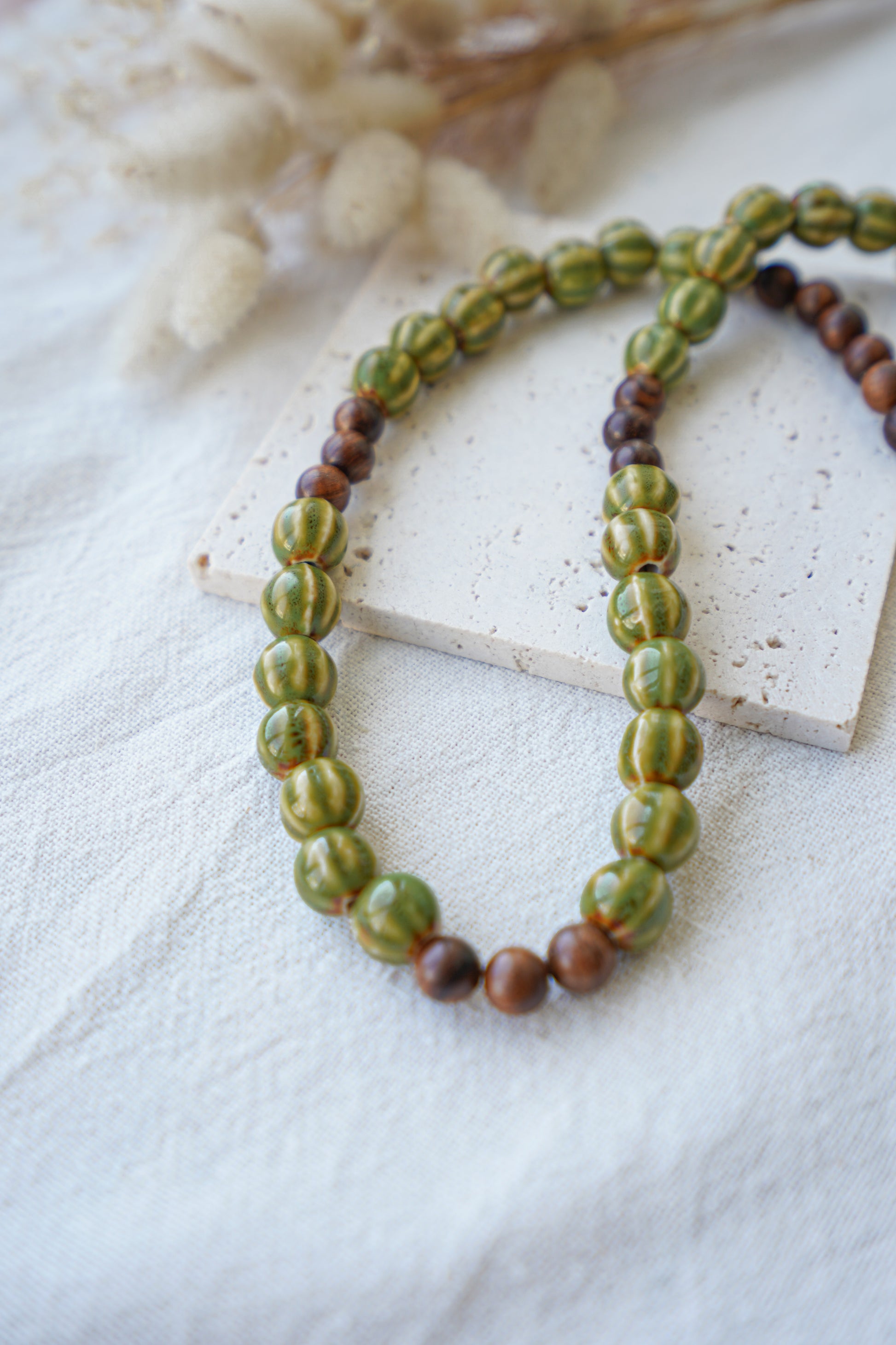 Collar verde de cuentas de cerámica y madera