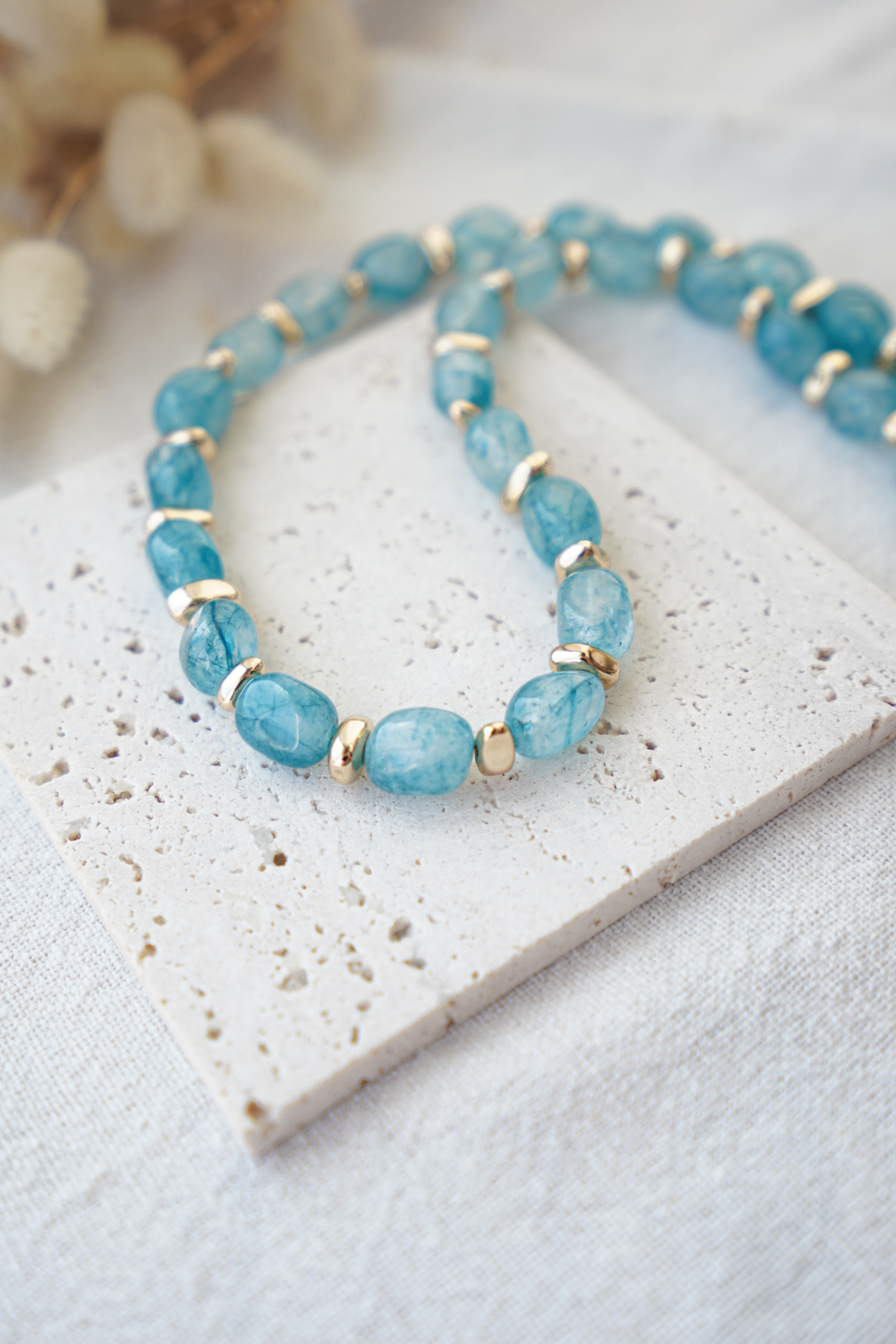 Collar de cuentas minerales azules