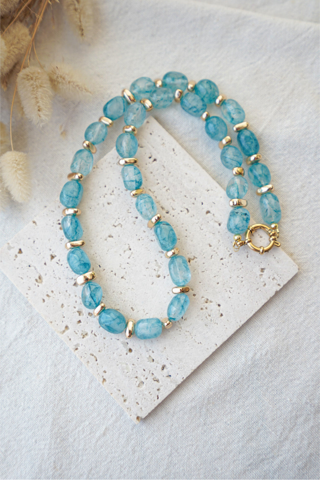 Collar azul de piedras naturales