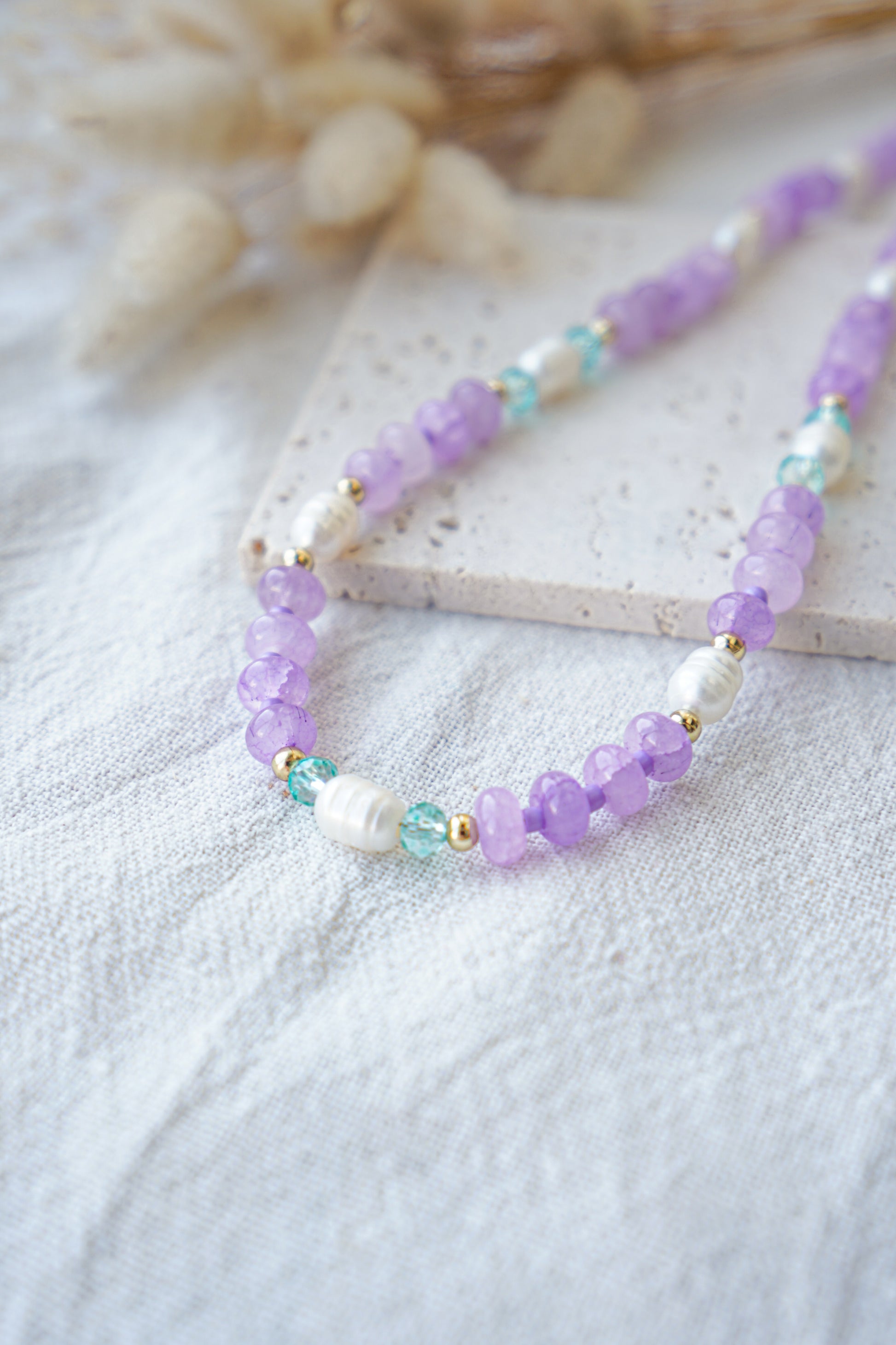Collar piedras violetas, aguamarina y perlas de rio
