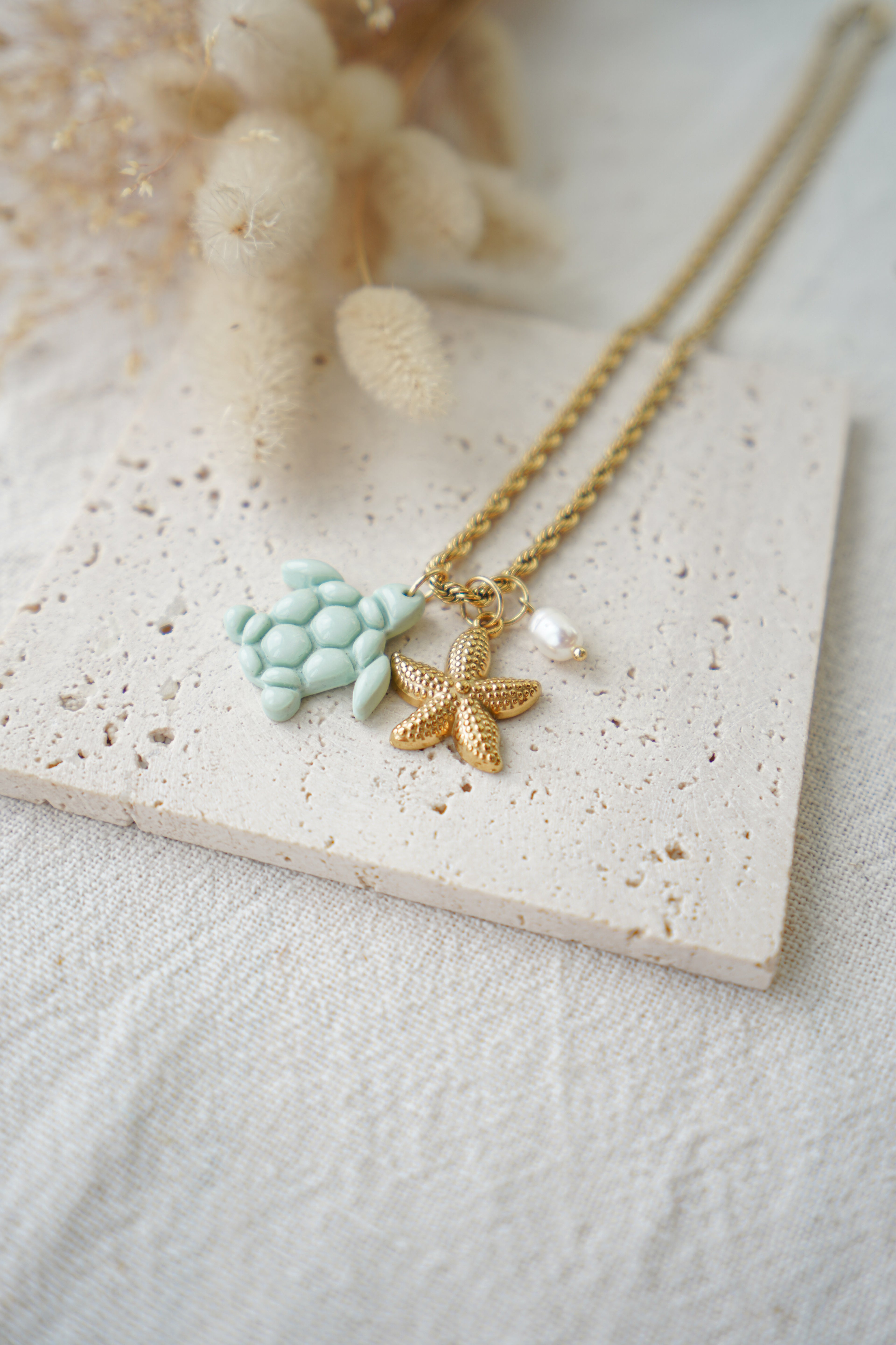 Collar de acero con tortuga verde agua y estrella de mar dorada