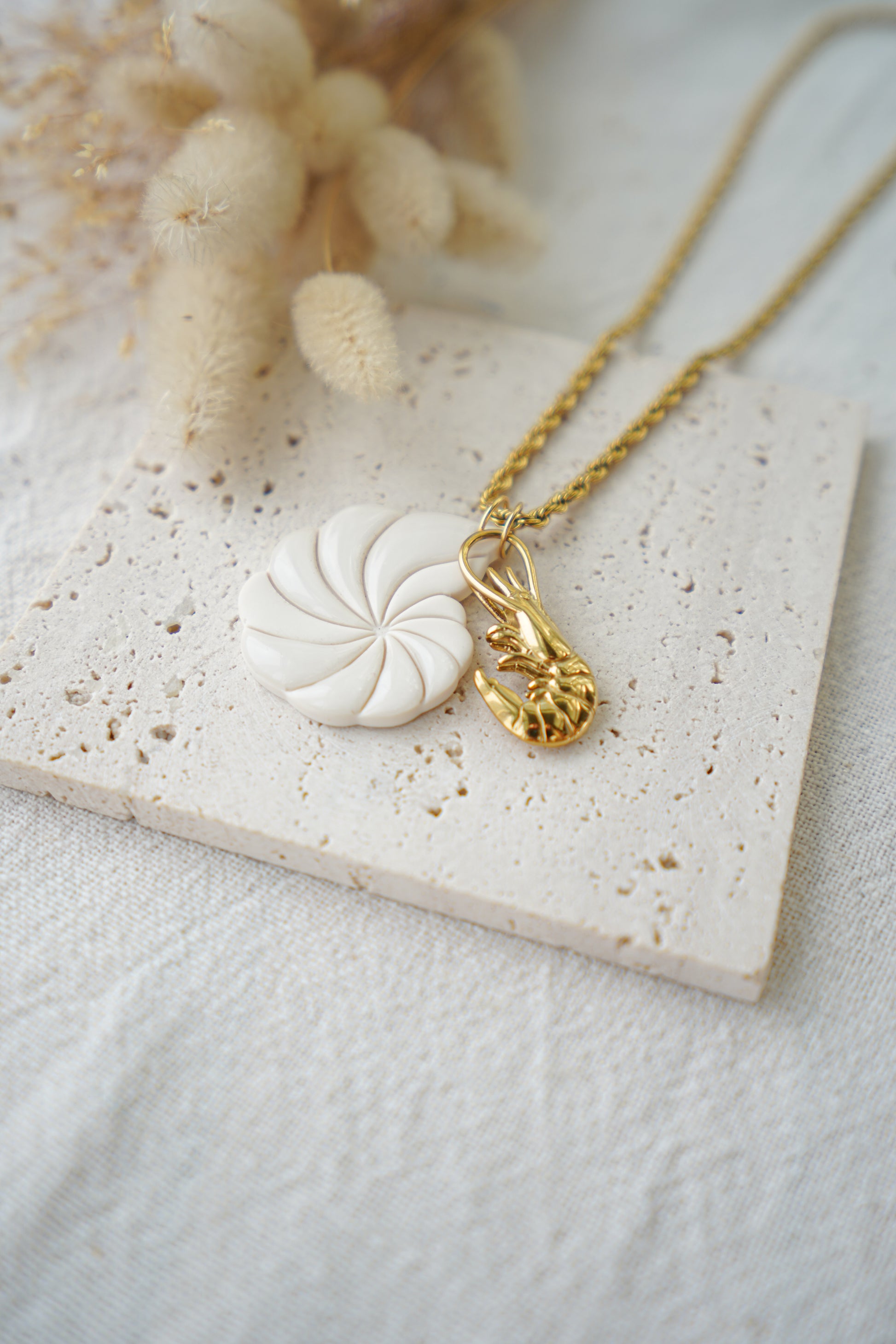 Collar concha Nautilus blanco y langostino