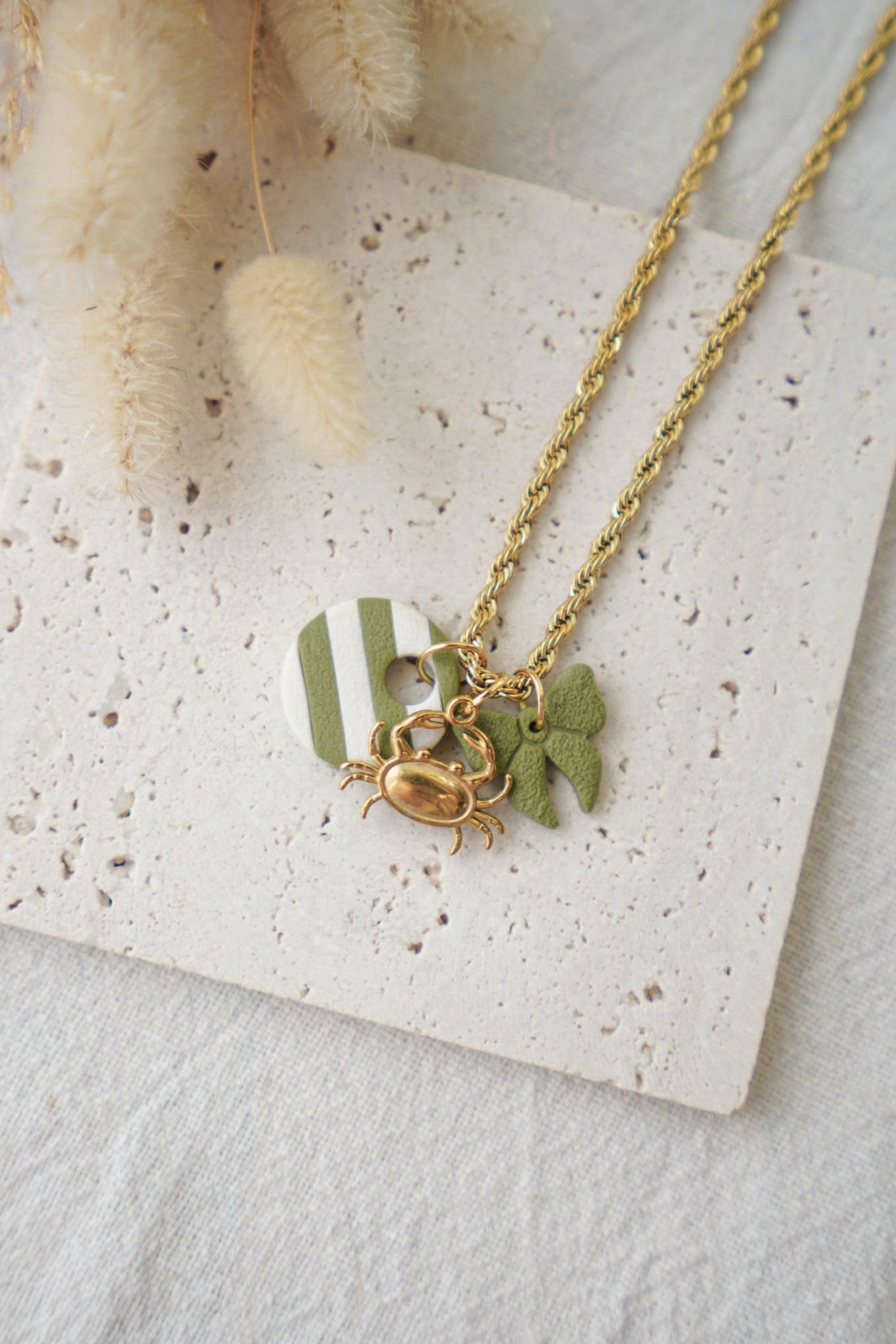Collar marinero de acero con charms de cangrejo y lazo verde