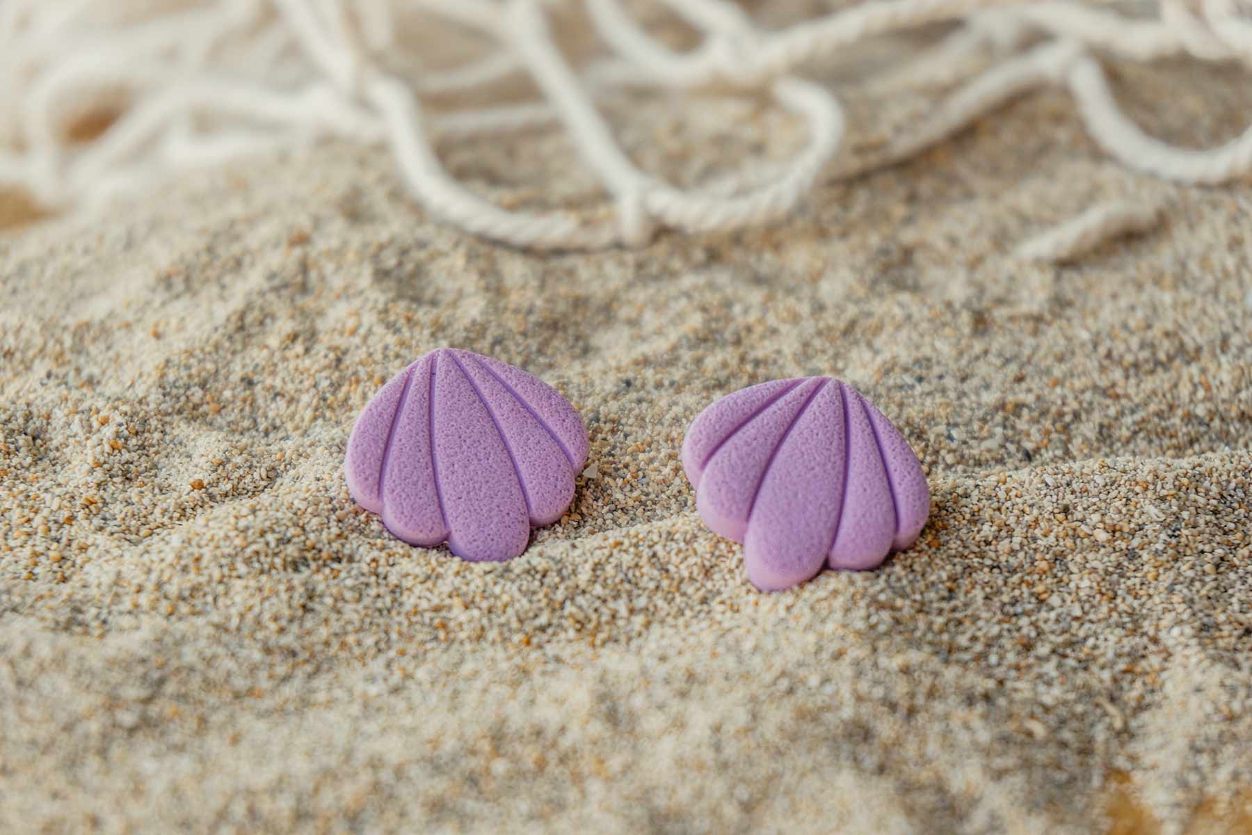 Pendientes conchas de vieira morada