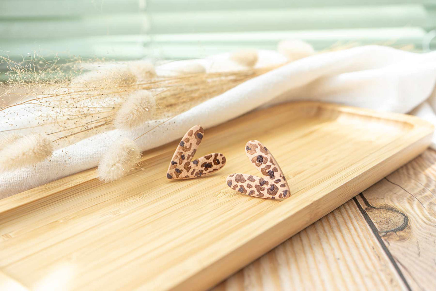 Pendientes animal print con forma de corazon y estampado de leoprado