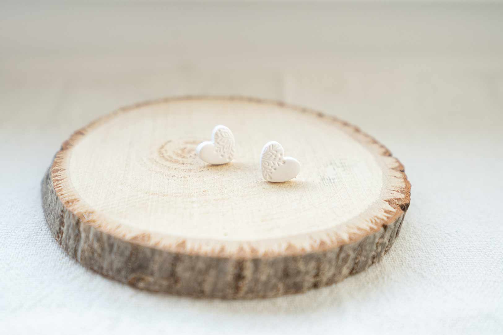 Pendientes corazones de Navidad blancos