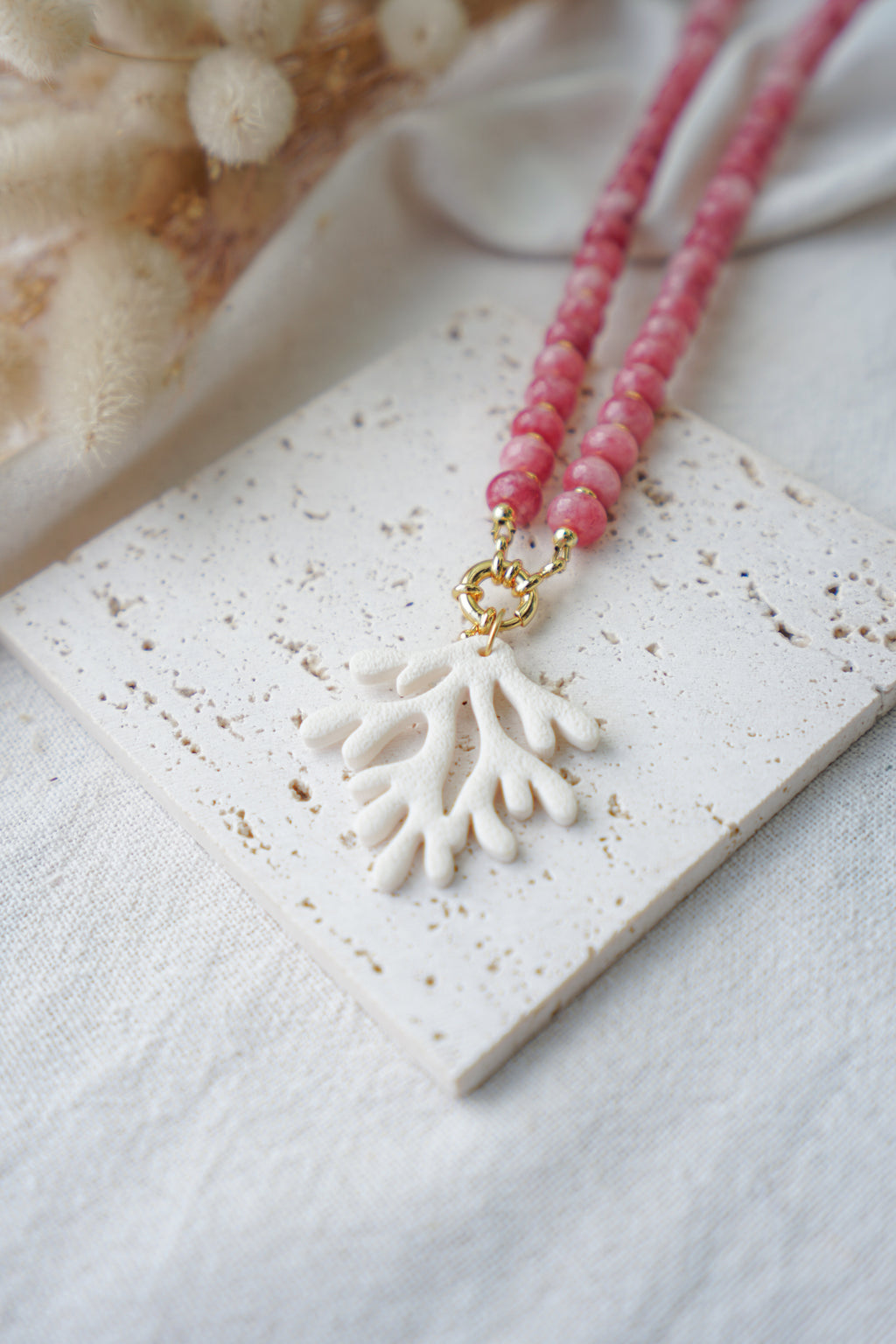 Collar ISOLA (piedras rosa fresa y crema)