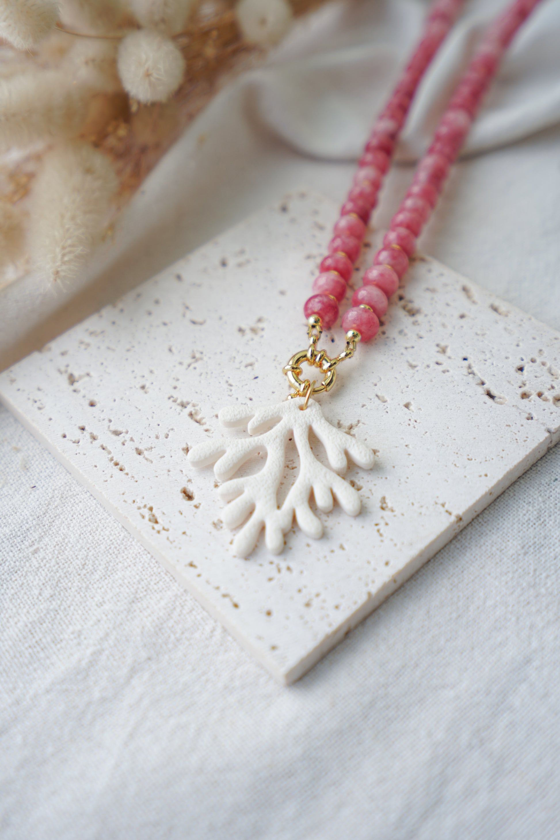 Collar ISOLA (piedras rosa fresa y crema)