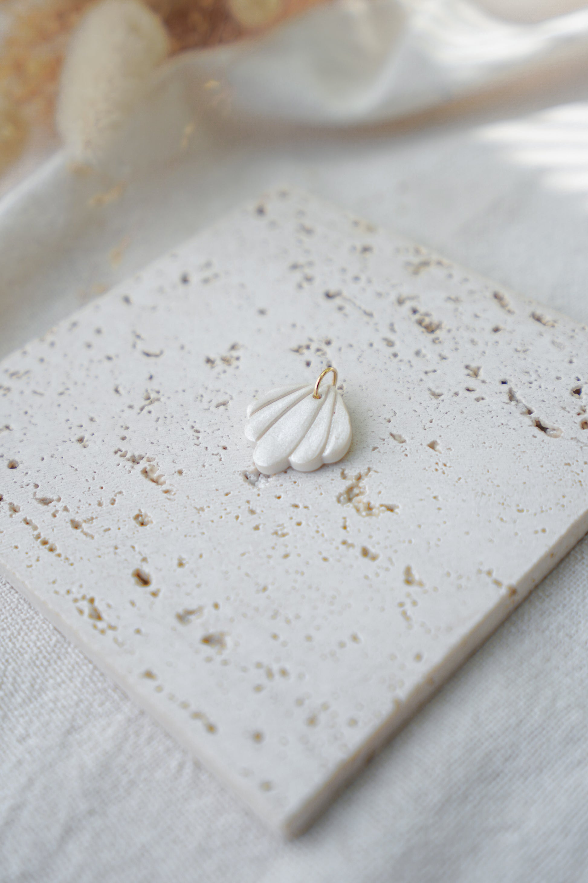 Charm MINI VIEIRA (blanco perlado)