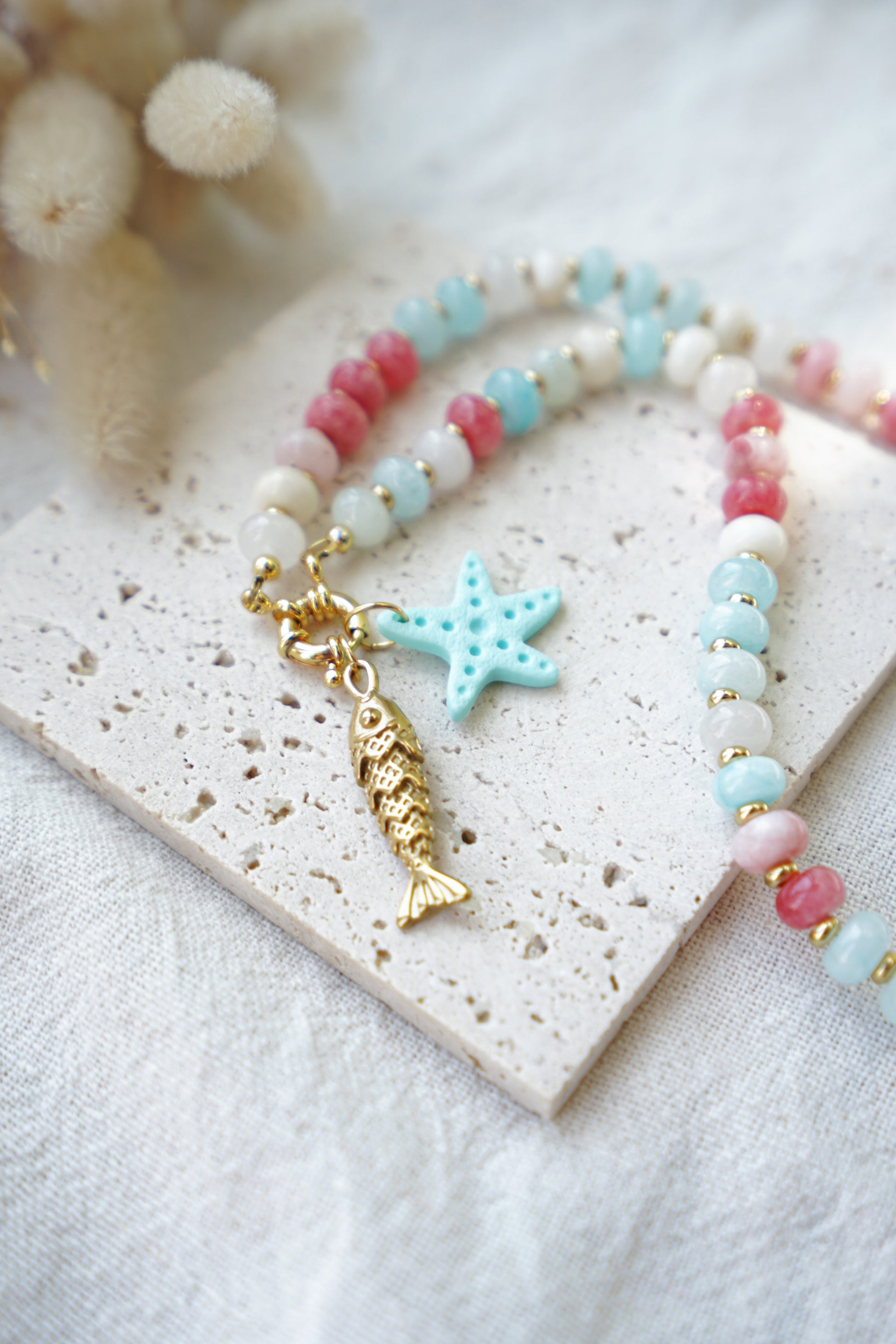 Collar ISOLA (piedras pastel en azul, blanco y rosa)