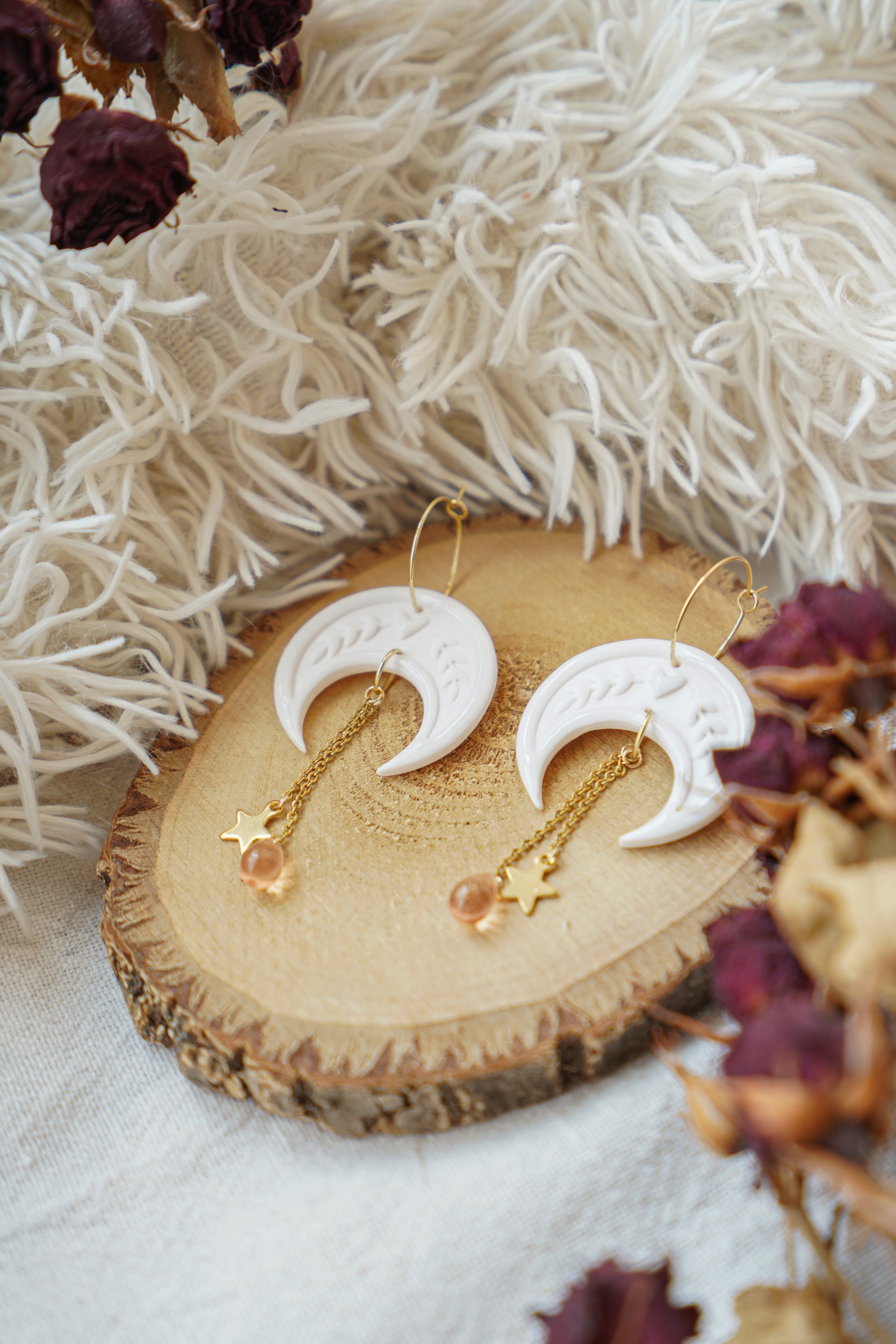 Pendientes HÉCATE (luna invertida blanca) | Colección ALMA DE BRUJA 🌙