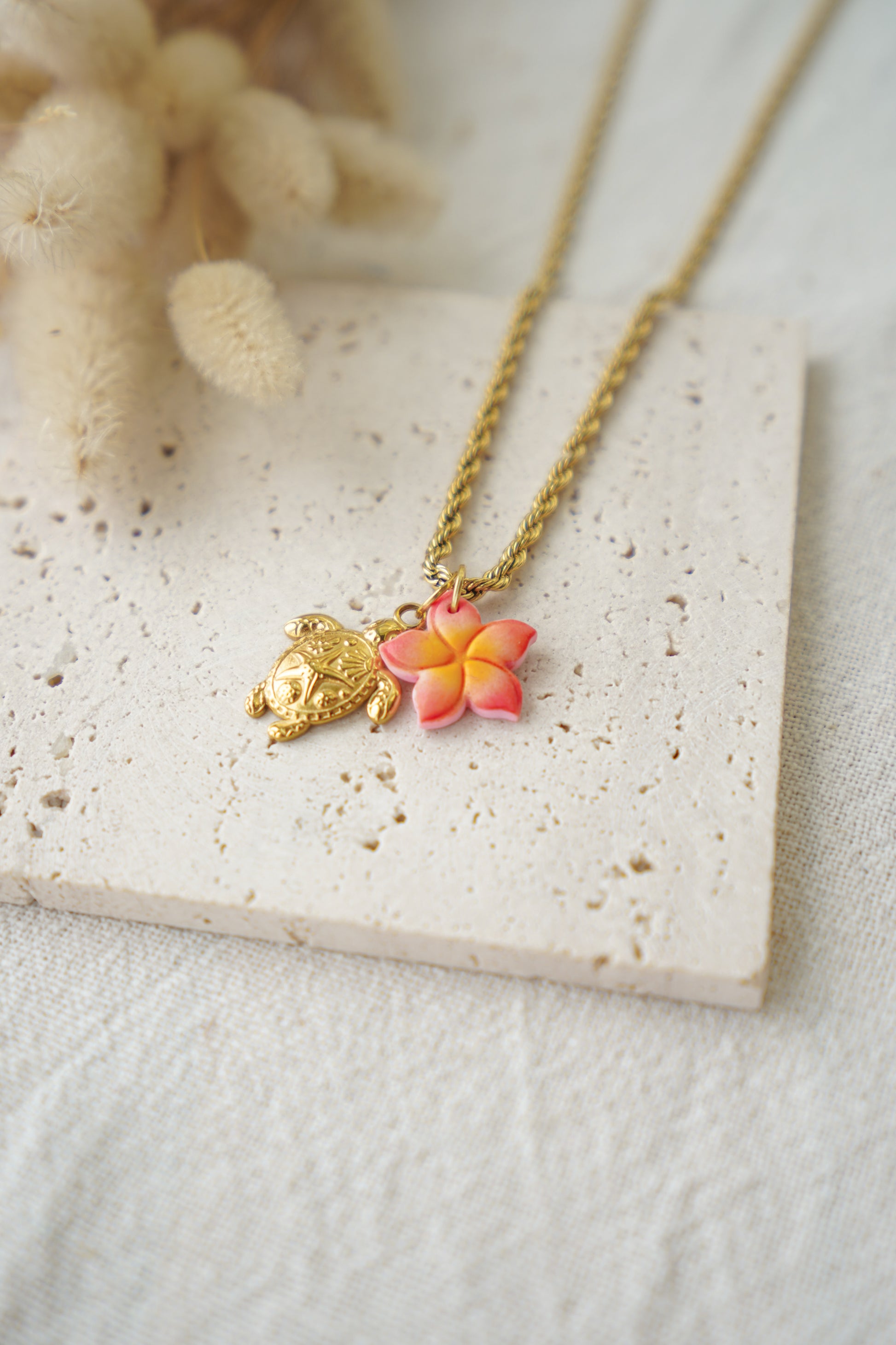 Collar RAÍZ (tortuga de mar dorada y plumeria)