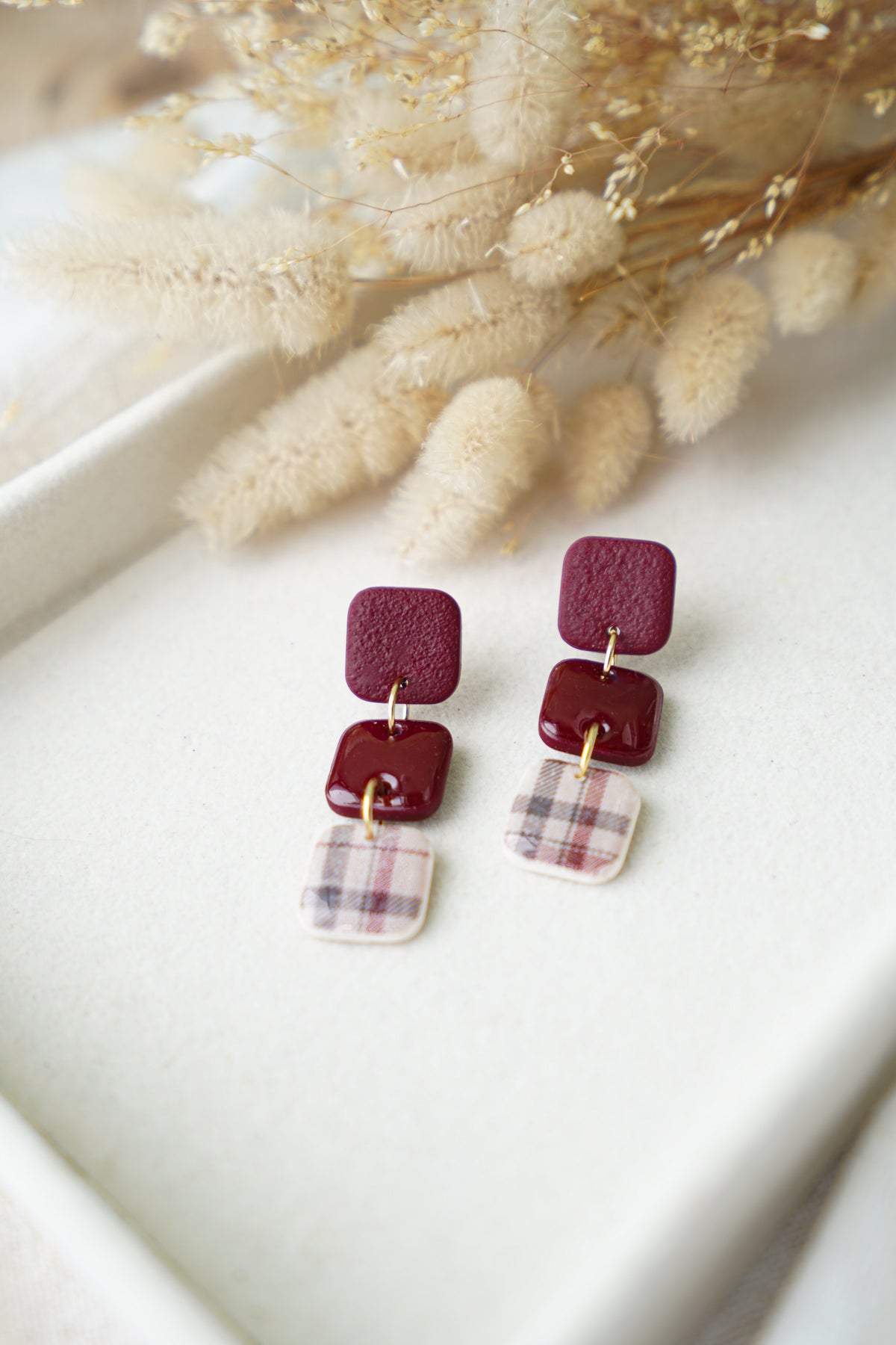 Pendientes cuadrados burdeos