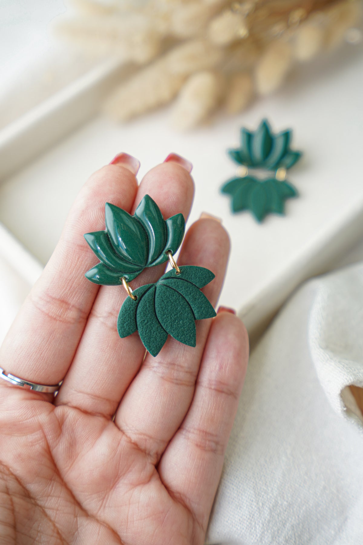 Pendientes flor de loto verde oscuro