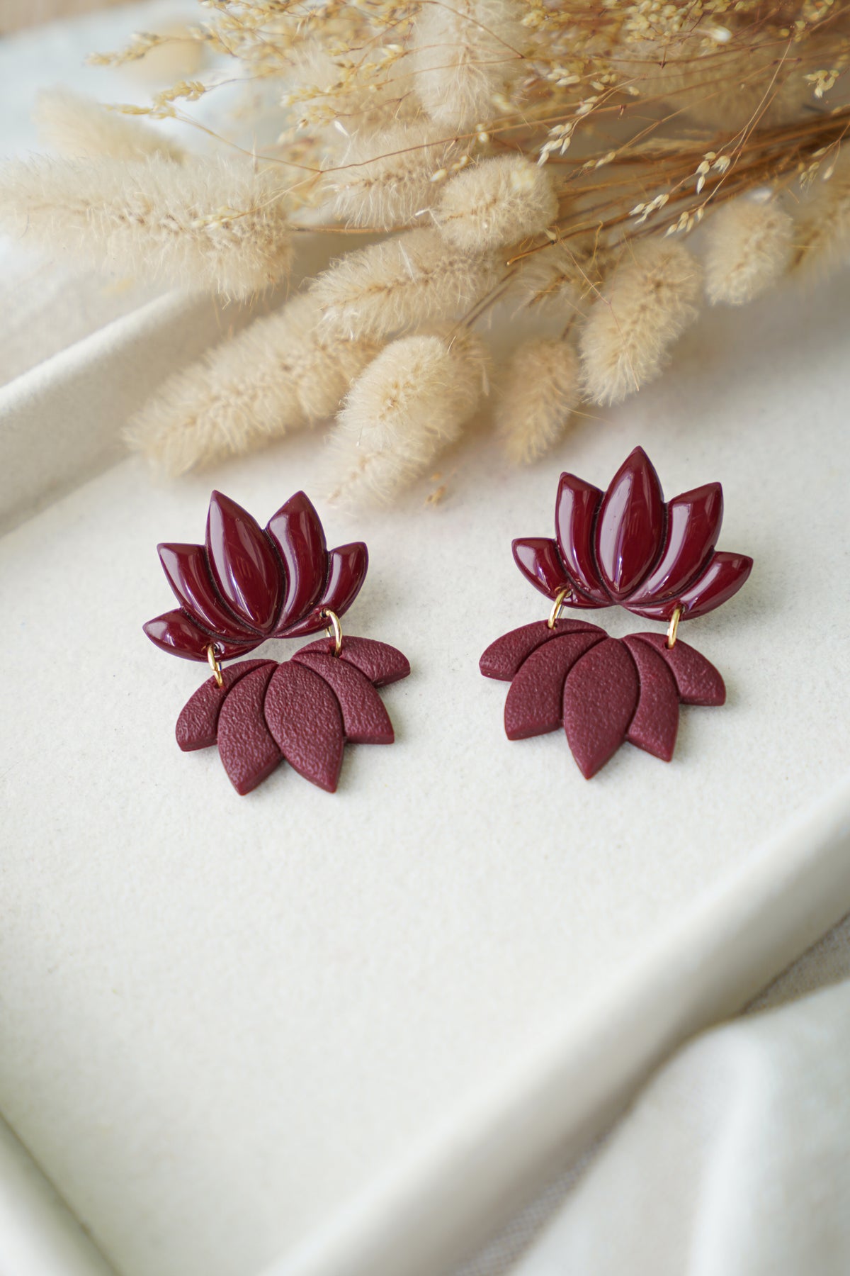 Pendientes flor de loto burdeos