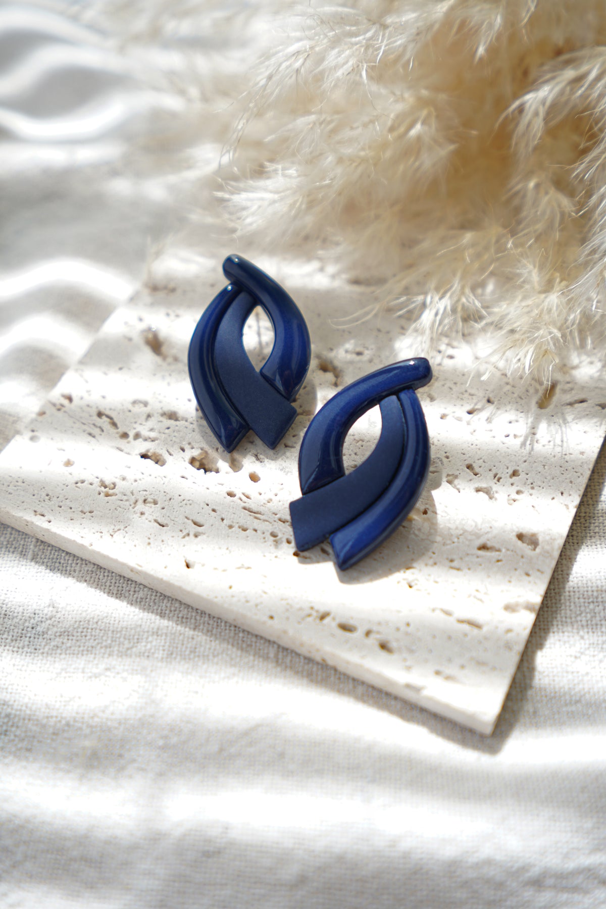 Pendientes CALÍOPE (azul marino) | Colección Esenciales de Magari