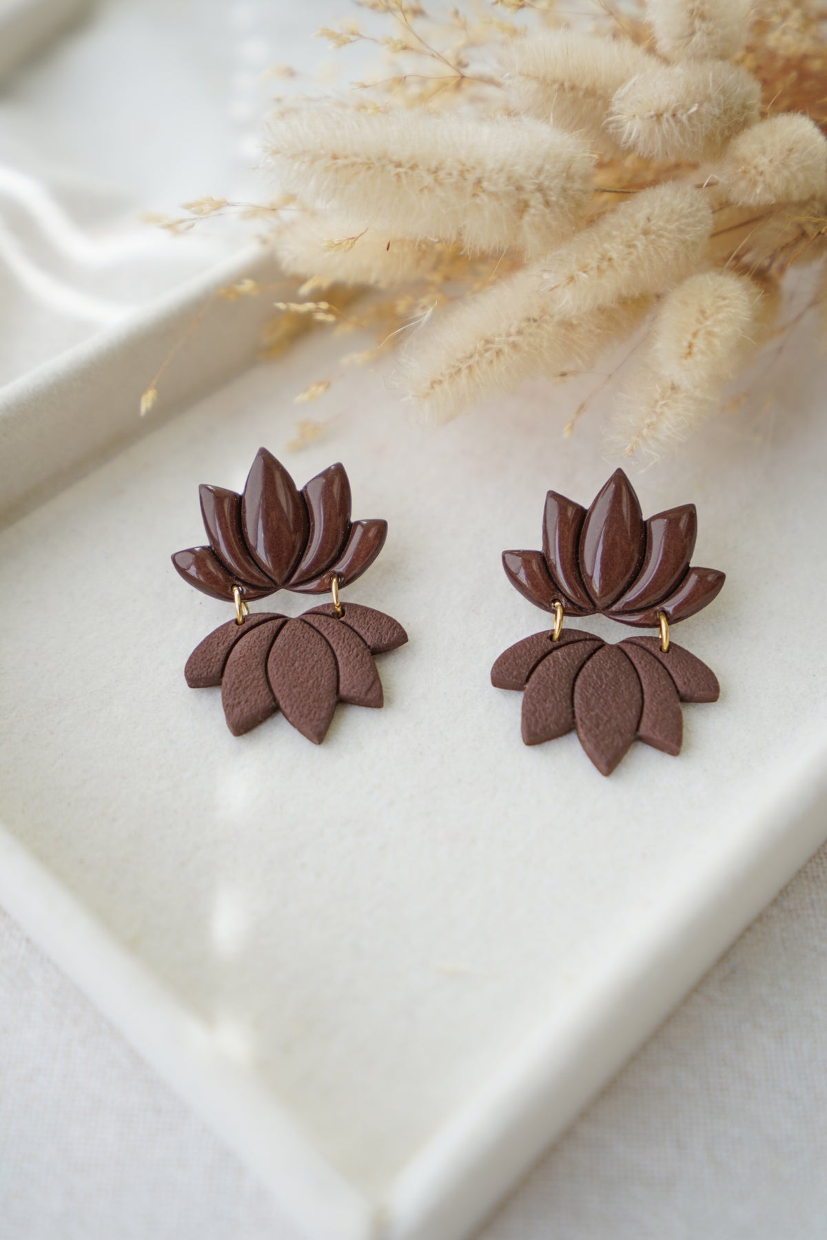 Pendientes hechos a mano en Galicia con forma de flor de loto en marrón chocolate