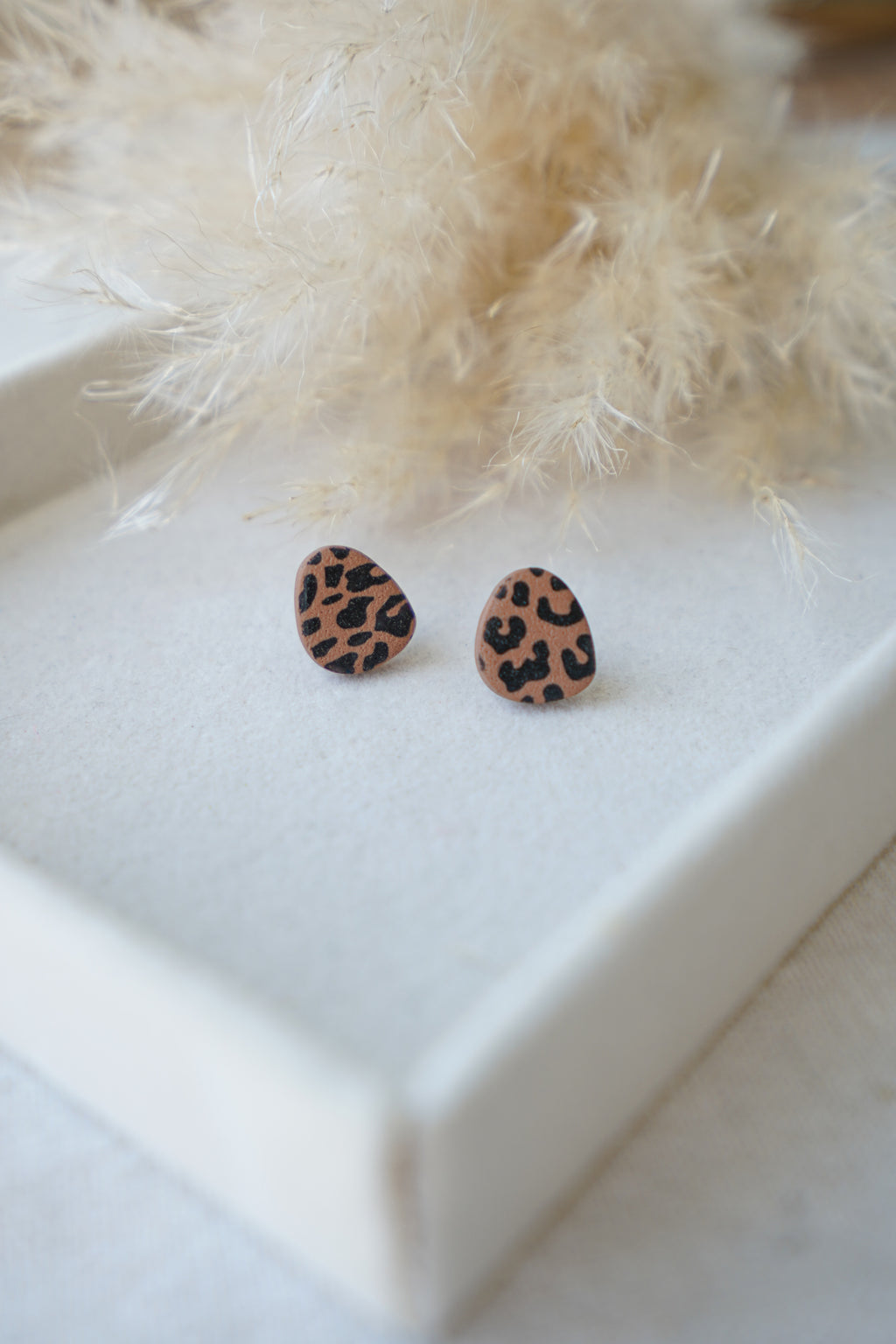 Pendientes pequeños con estampado de leopardo