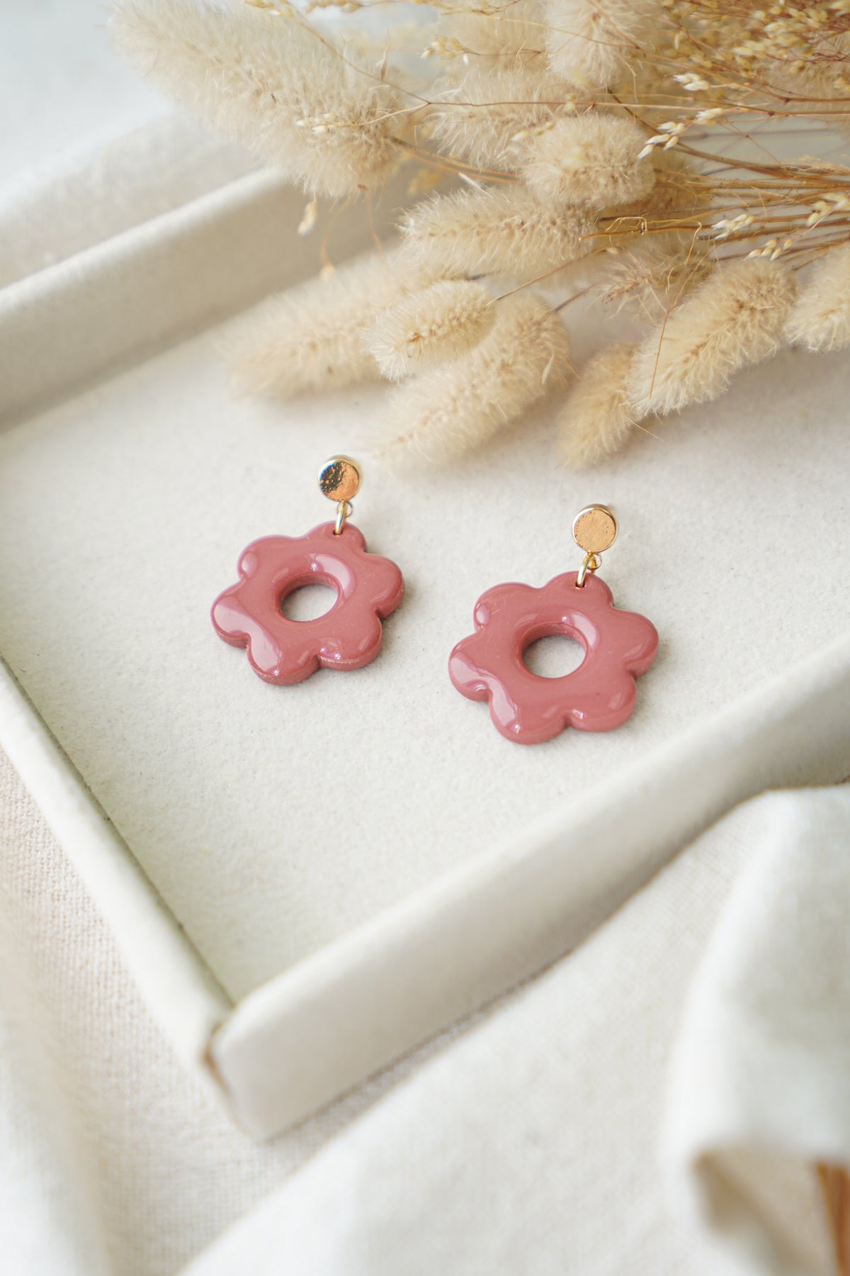 Pendientes flor rosa empolvado