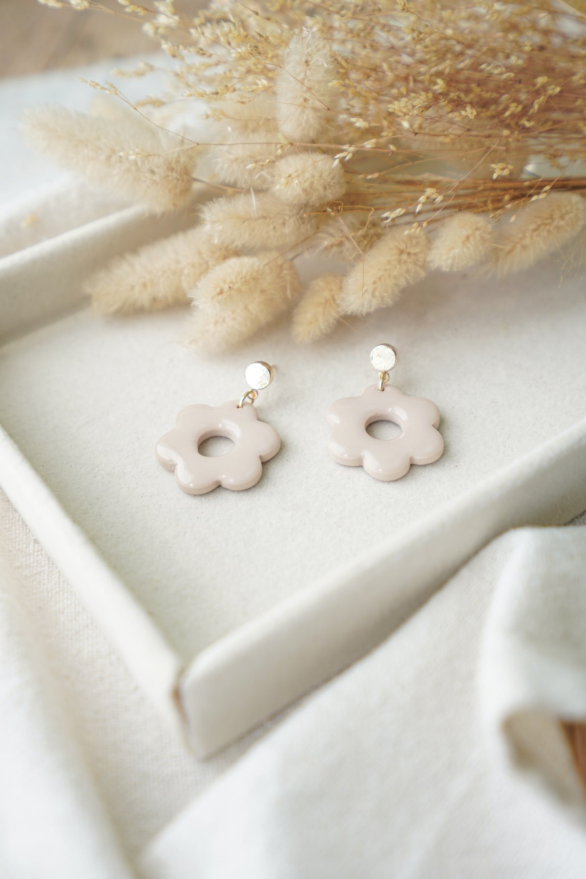 Pendientes flor beige
