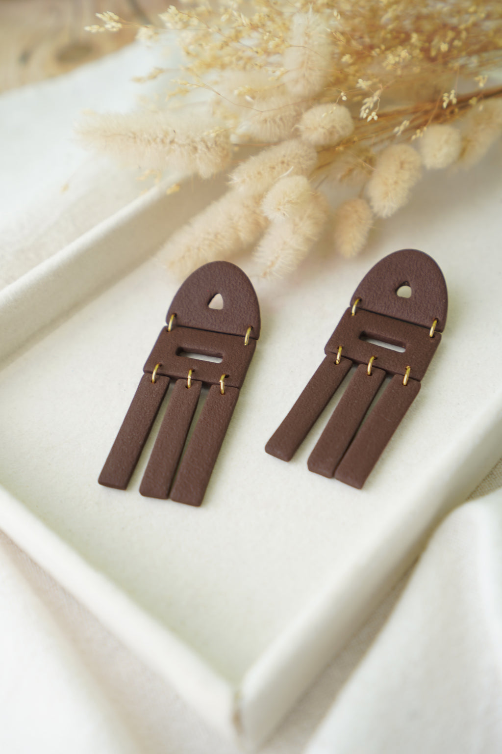 Pendientes Glasgow de arcilla polimérica hechos a mano en Galicia, diseño geométrico grande con piezas colgantes en color marrón chocolate