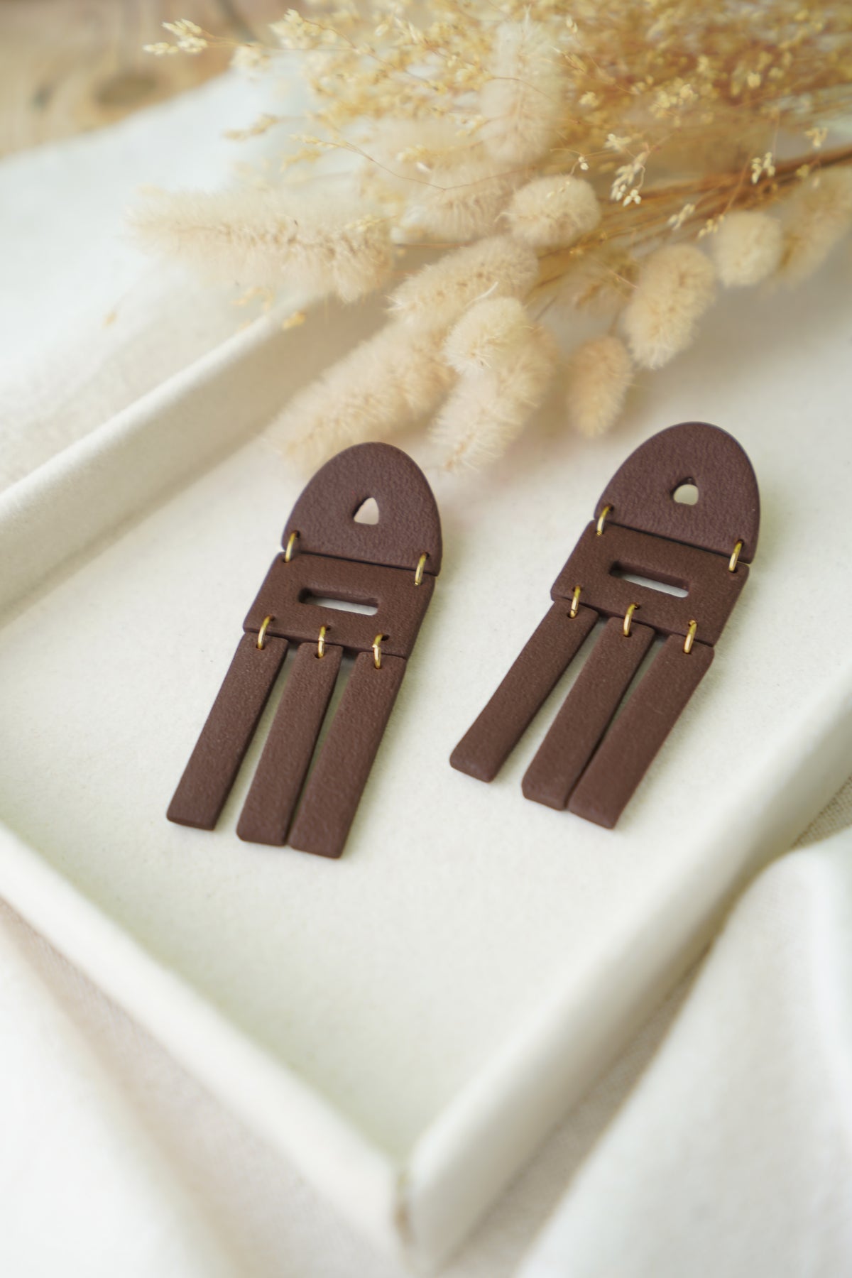 Pendientes Glasgow de arcilla polimérica hechos a mano en Galicia, diseño geométrico grande con piezas colgantes en color marrón chocolate