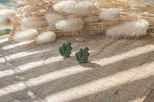 Pendientes hojas de roble verde