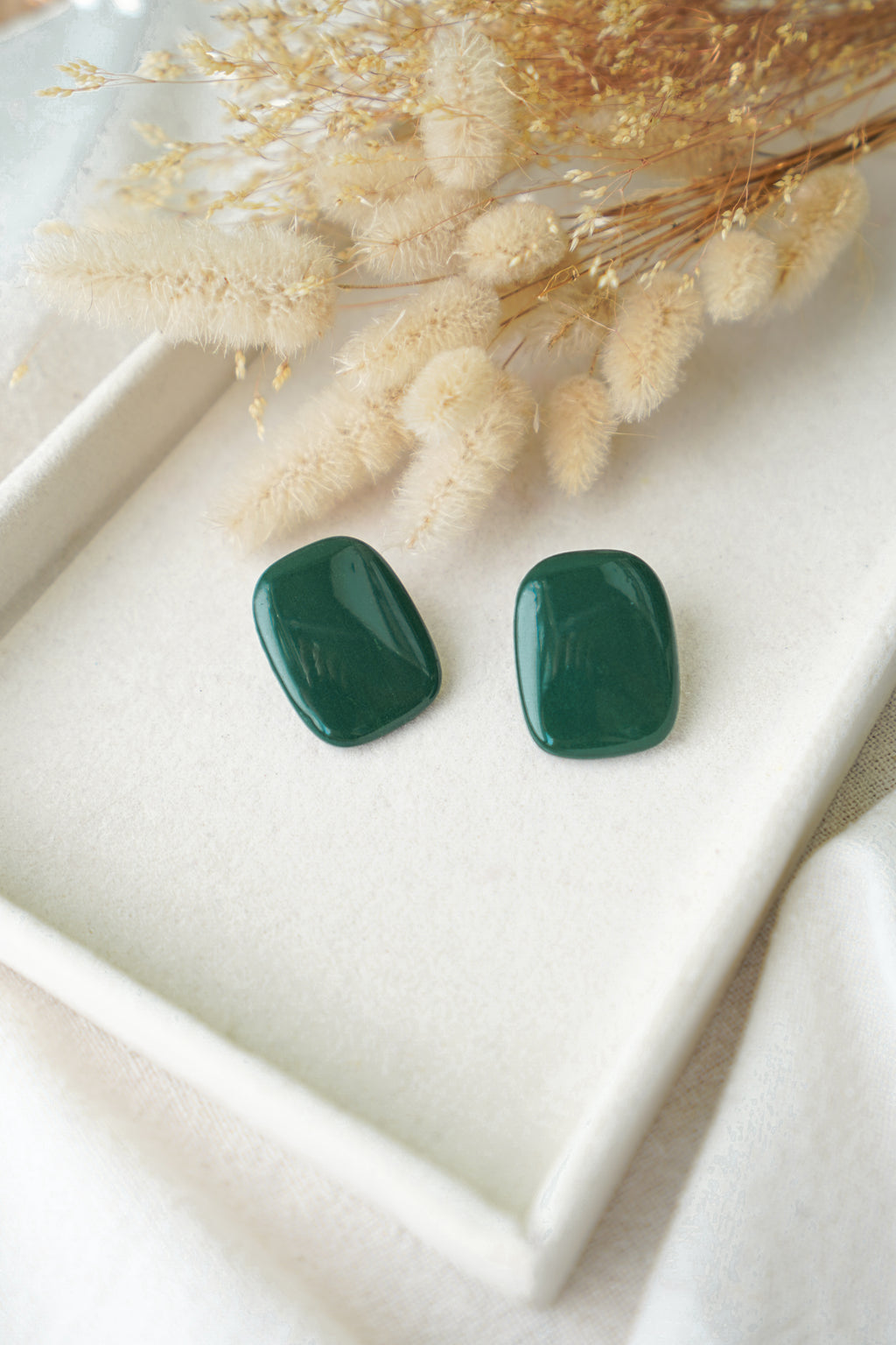 Pendientes Inverness de arcilla polimérica hechos a mano en Galicia, diseño rectangular con esquinas redondeadas y resina brillante en color verde bosque