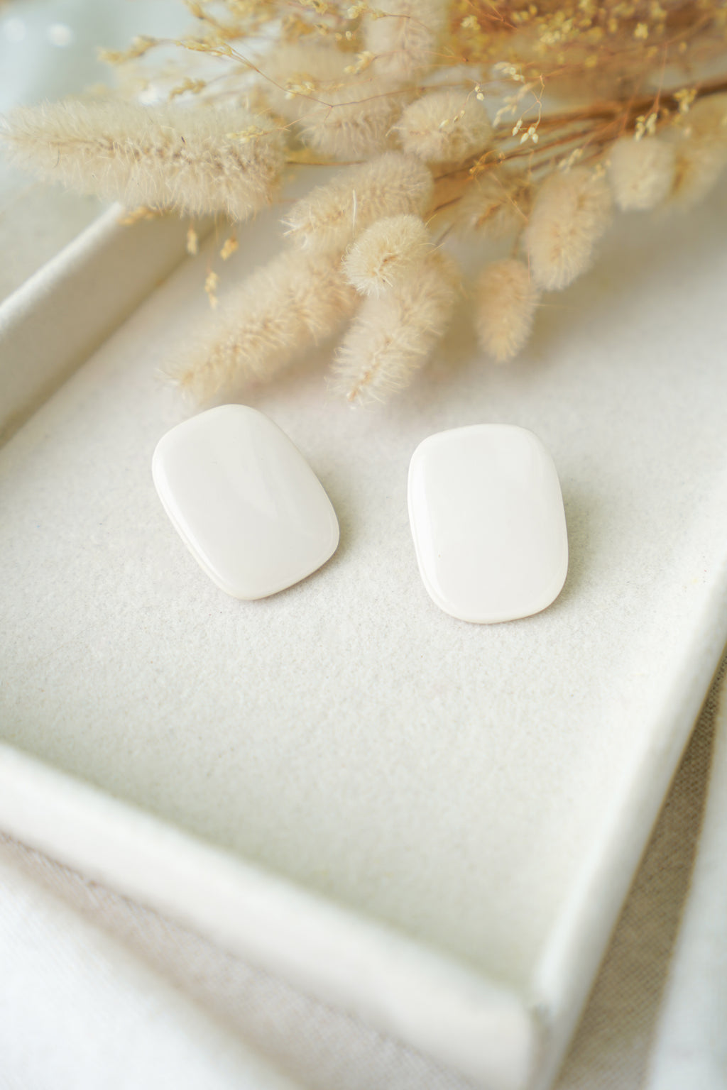 Pendientes Inverness de arcilla polimérica hechos a mano en Galicia, diseño rectangular con esquinas redondeadas y resina brillante en color blanco roto