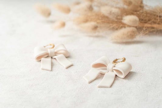 Pendientes lazos beige pastel coquette