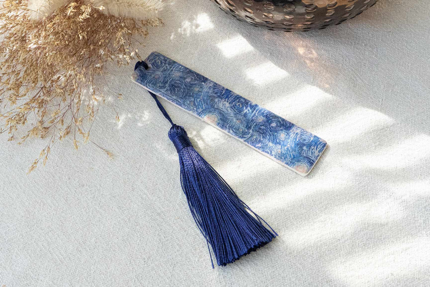 Marcapáginas Magari  "GUARDIANES DE HISTORIAS" (con borlas) 📚