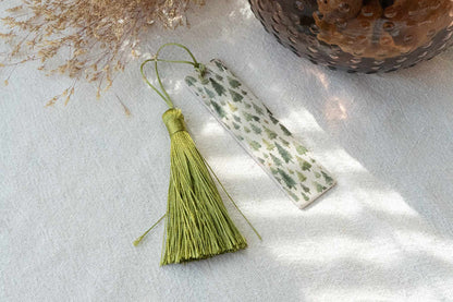 Marcapáginas Magari  "GUARDIANES DE HISTORIAS" (con borlas) 📚