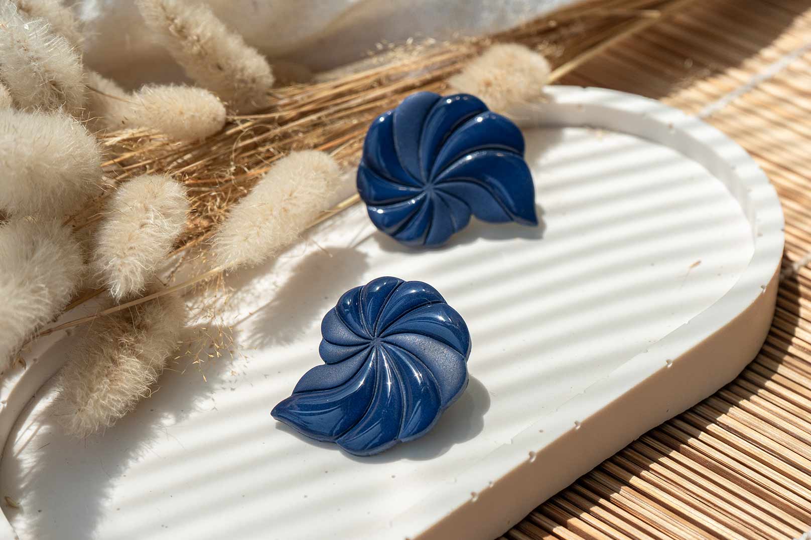 Pendientes concha nautilus en azul marino
