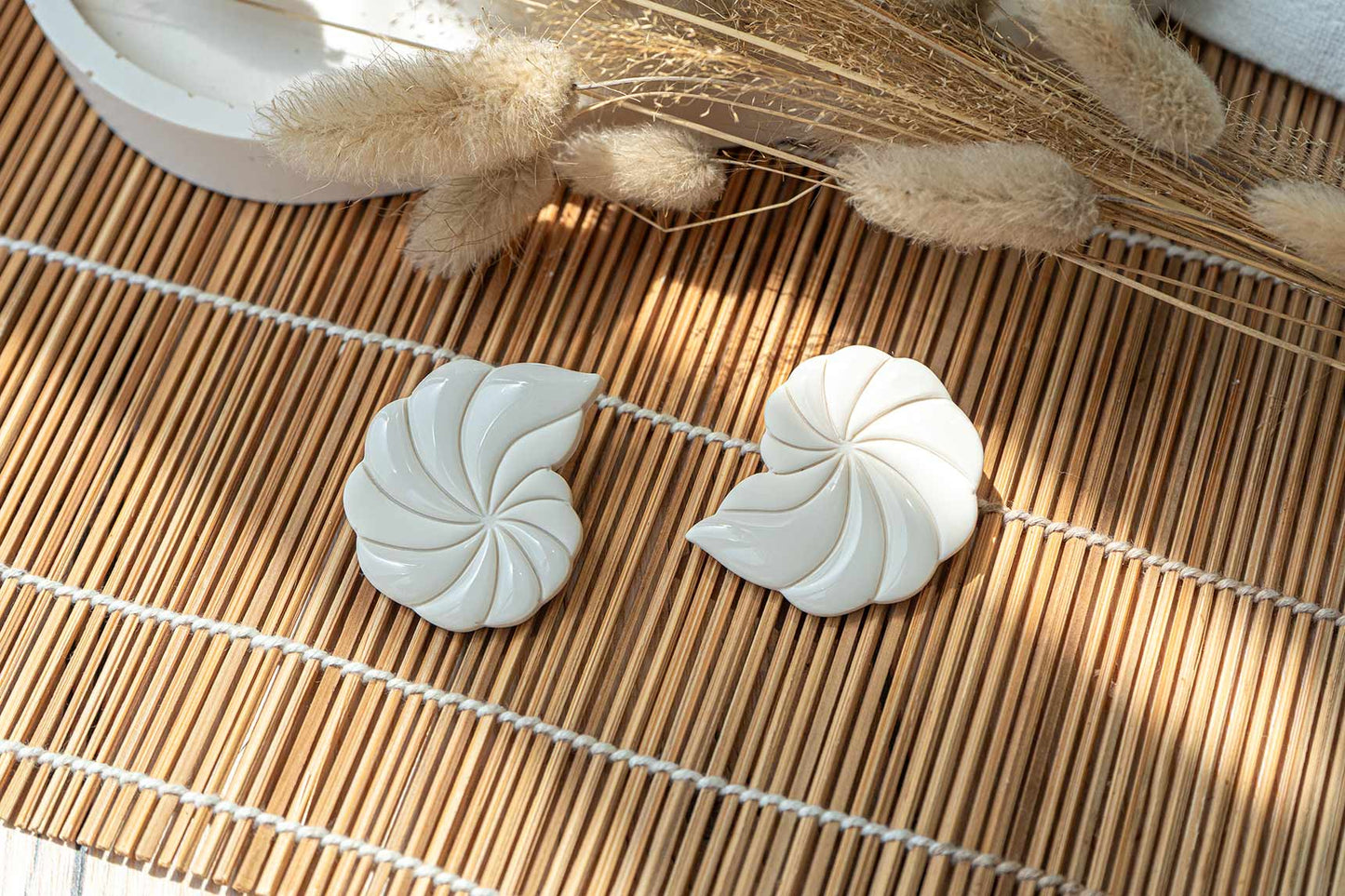Pendientes concha nautilus en blanco roto