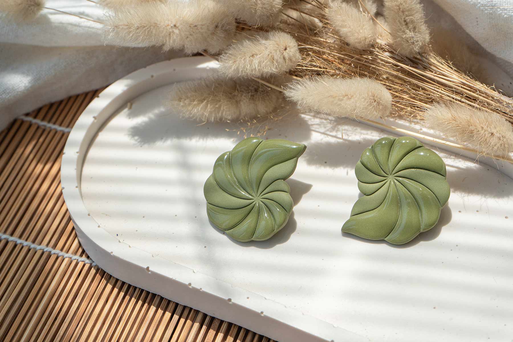 Pendientes concha nautilus en verde oliva