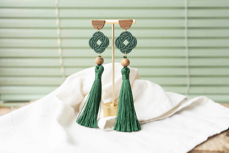 Pendientes nudo celta con pompón verde